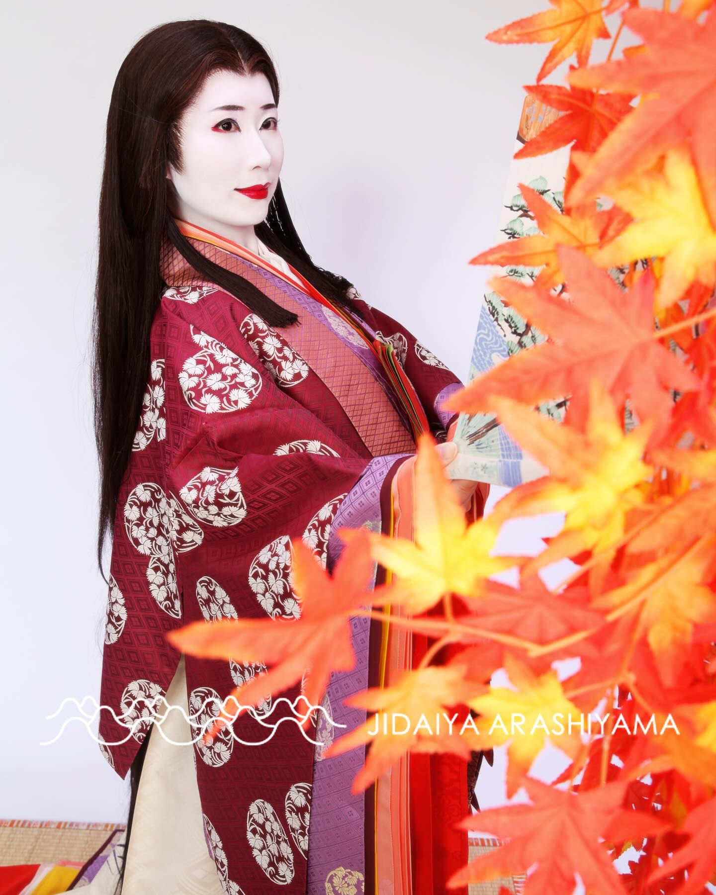 元禄の遊女に続き「十二単」もご体験いただきました。赤紫の唐衣に藤色