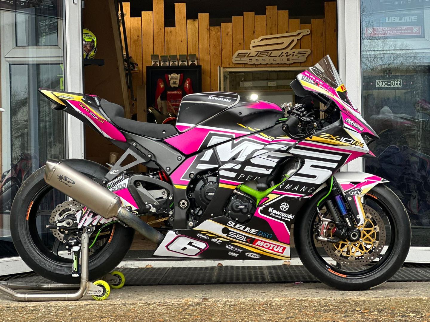 Wrapped in pink, to make the girls wink 😉 Check out this Kawasaki
