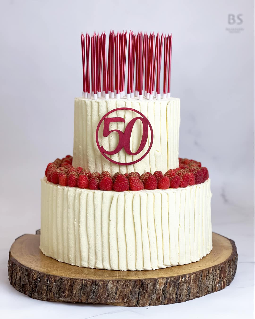 Happy Birthday +50 Kerzen Wieviel Kerzen hat eure nächste Torte? Süße Grüße Birgit @_tonialm #happybirthday #50years #großeparty #vanillehimbeerfüllung #weißeschokolade #valrohna #sprüh