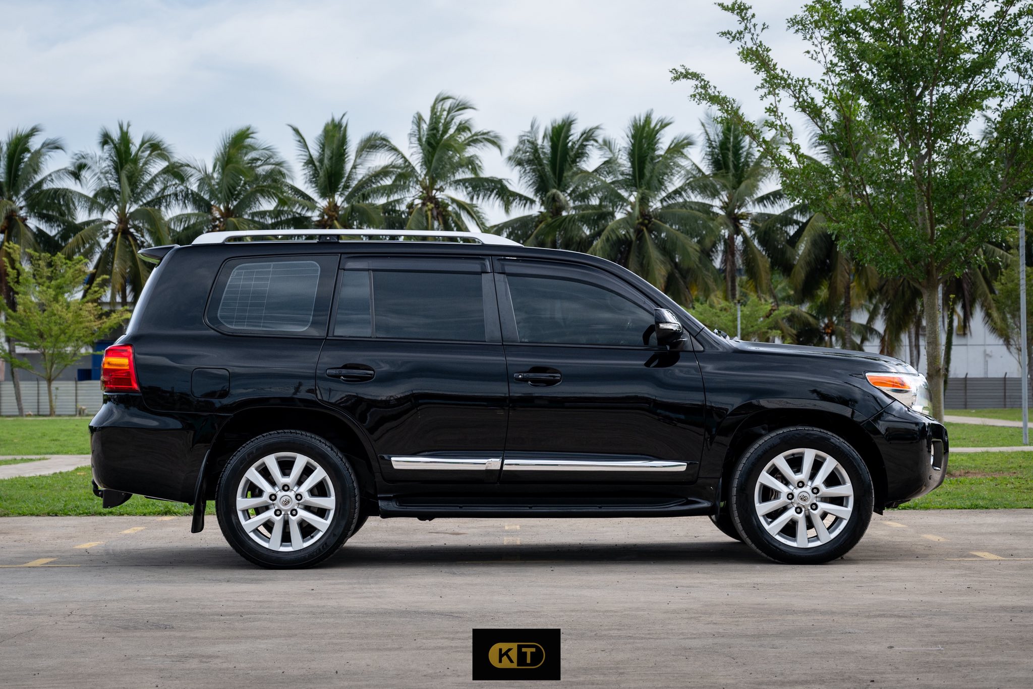 TOYOTA LAND CRUISER ZX 4.5 DIESEL TWIN TURBO YEAR : 2013 COLOUR