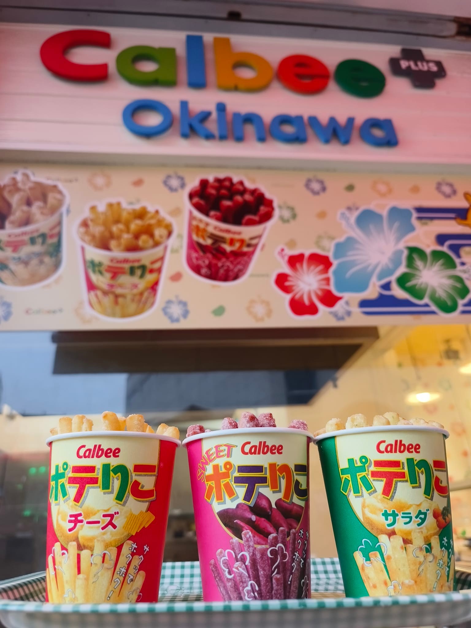 日本自助旅遊中毒者 - 來國際通Calbee+吃沖繩店限定的紅芋口味現炸薯條！...