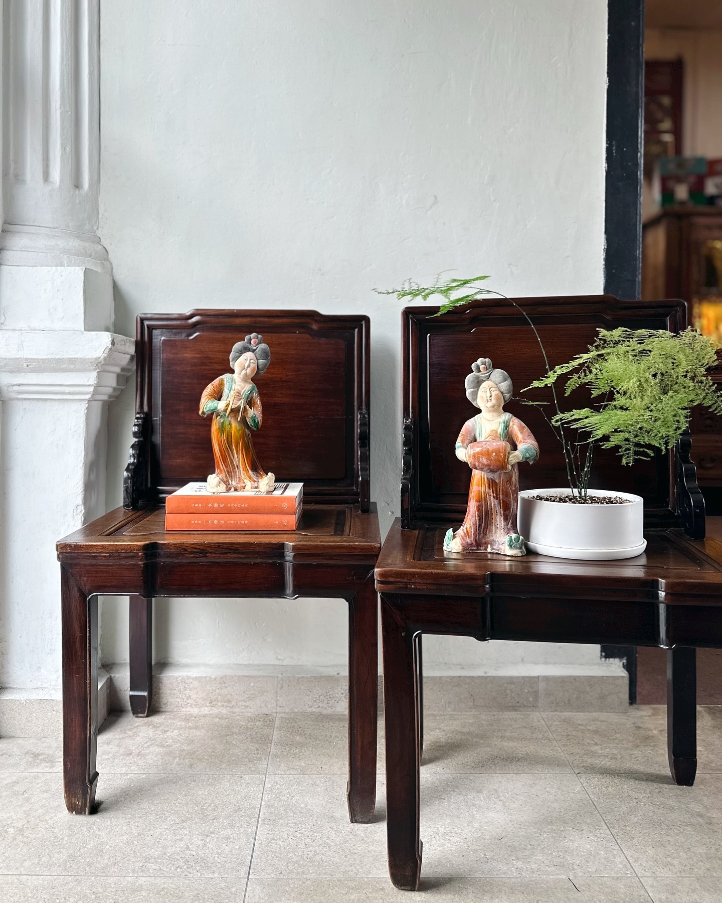 椅子 Beyond the Screen: Chinese Furniture Zhejiang Elmwood “Screen” Chairs (屏风椅 píng fēng yǐ). These