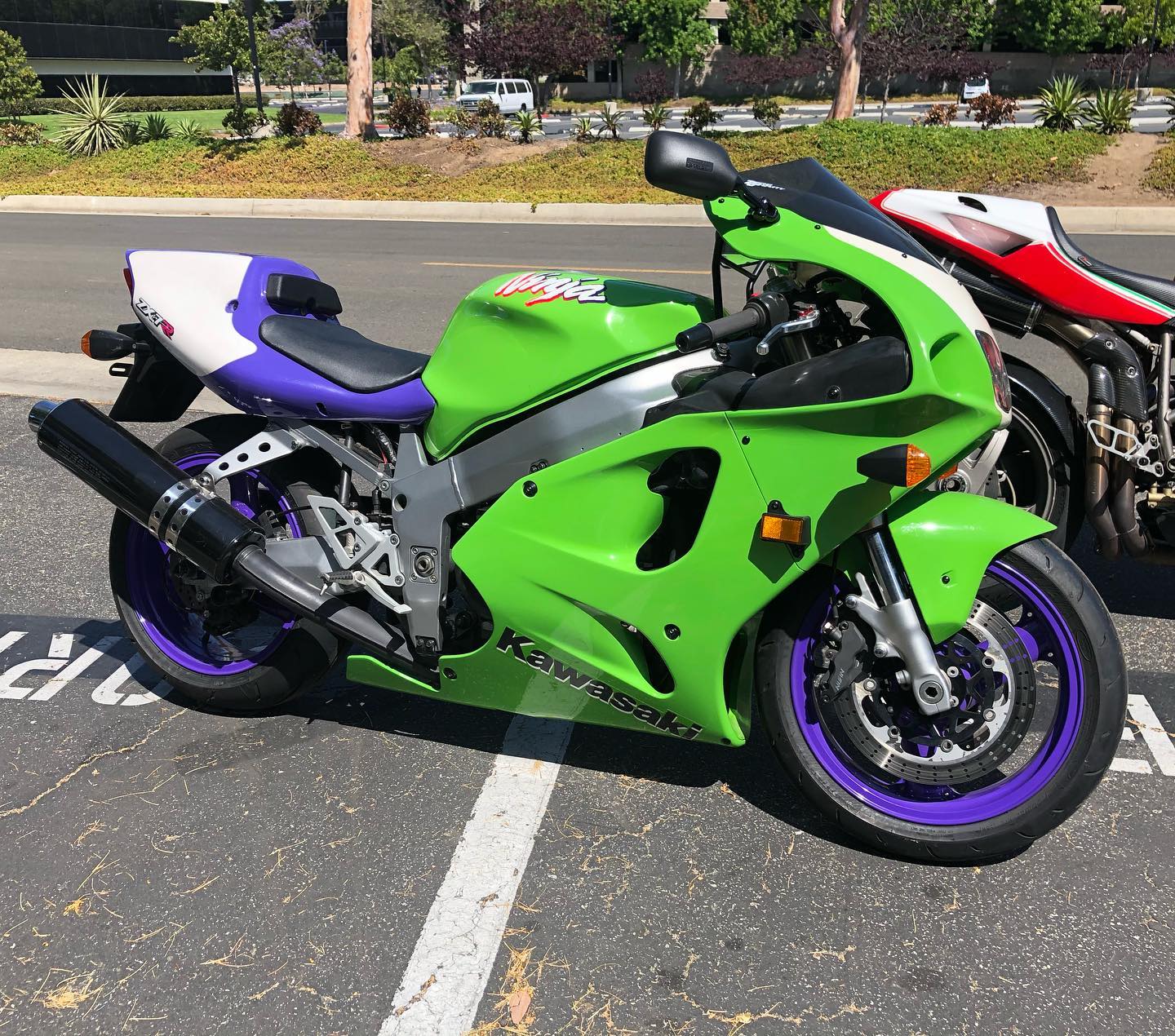 Ollie has the ZX7RR vin 00038 back on the lift as some parts are