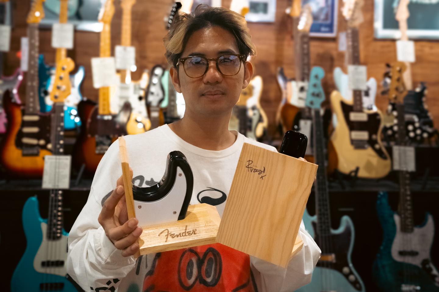 Music Concept - ลุ้นรับ Fender Bookends Strat...