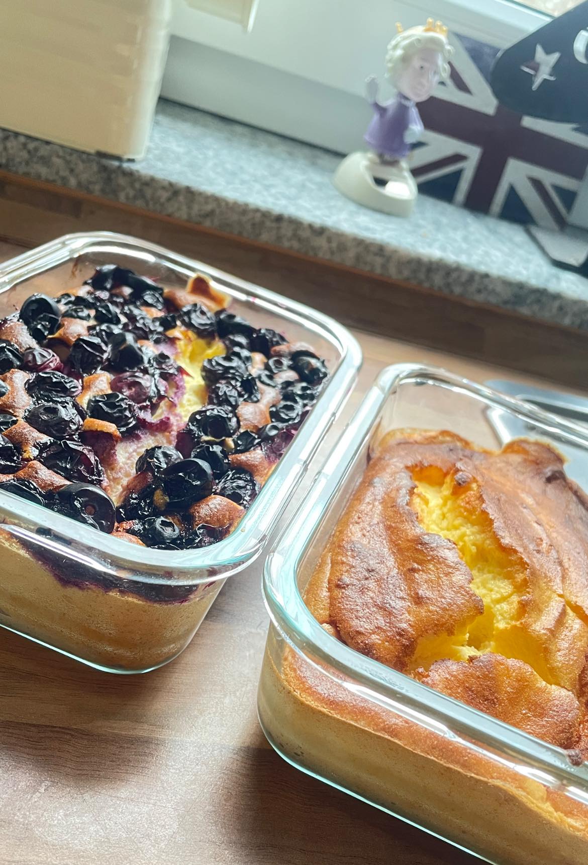 Juchu!! 1. Versuch in Ikea Glasform geglückt.😀 Käsekuchen einmal mit Heidelbeeren einmal ohne. 500 gr Magerquark 3 Eier 2 EL Weichweizengries 3 TL Vanillezucker 1 Pkg Vanillepuddingpulver 3 TL Zu
