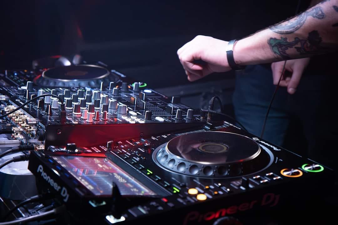 Mastermix - Buy: http://bit.ly/2cMw9ZU The ultimate DJ accessory ...