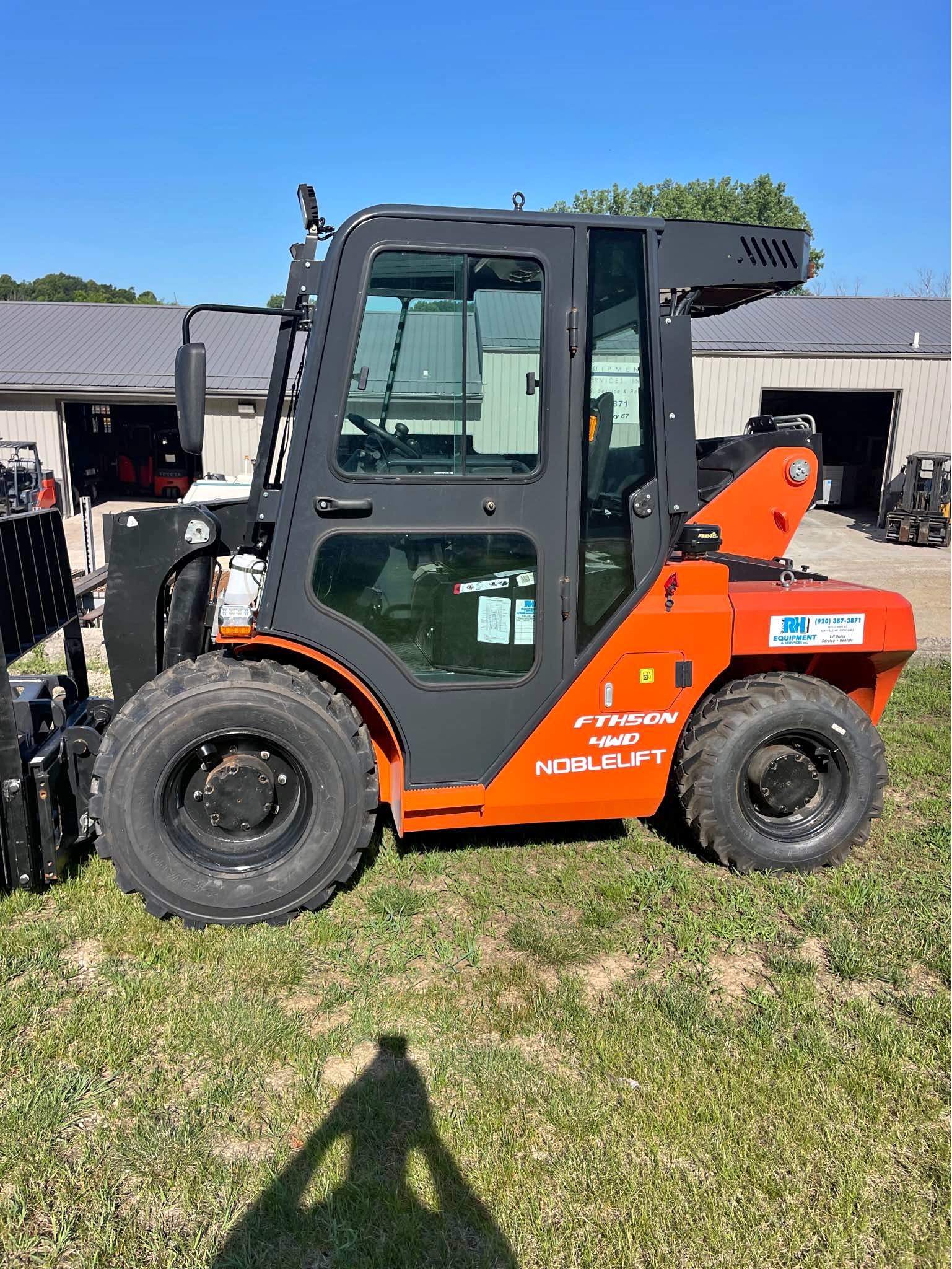 New 5000# Compact telehandler Cab,heat,air,forks and bucket ...