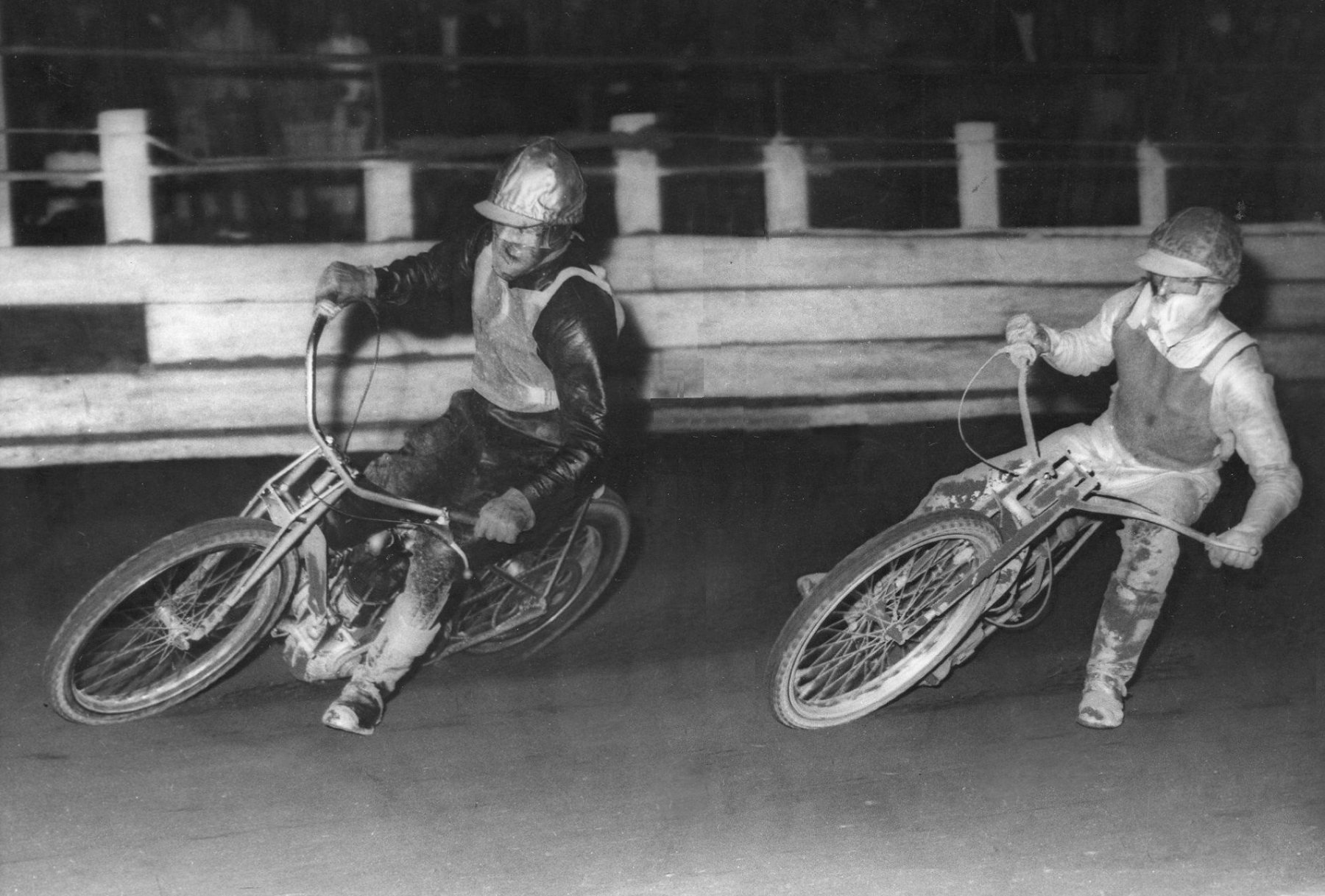 Speedway - Barry Hopkin and the 'Silver Streak' Ray Kent in a close ...