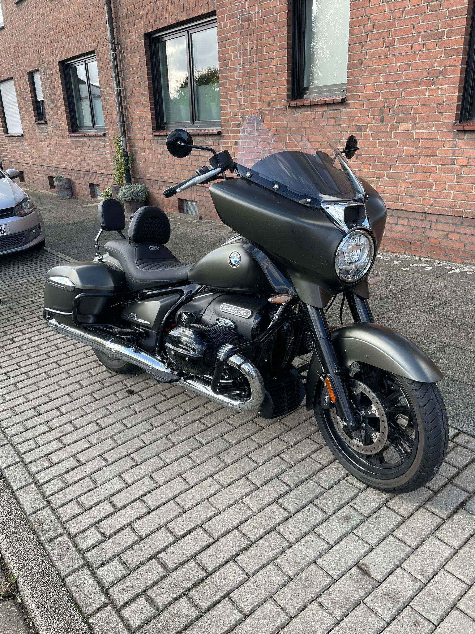 ZAN What made you choose the BMW R18 B over a Harley?