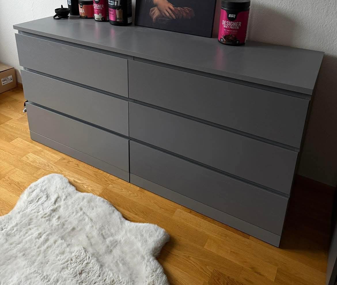 Ich verkaufe eine graue lasierte IKEA MALM Kommode in gutem Zustand. Maße: 160 cm x 78 cm Die Kommode bietet viel Stauraum und ist ideal für Schlafzimmer oder Ankleidezimmer. Sie weist normale Gebrauc