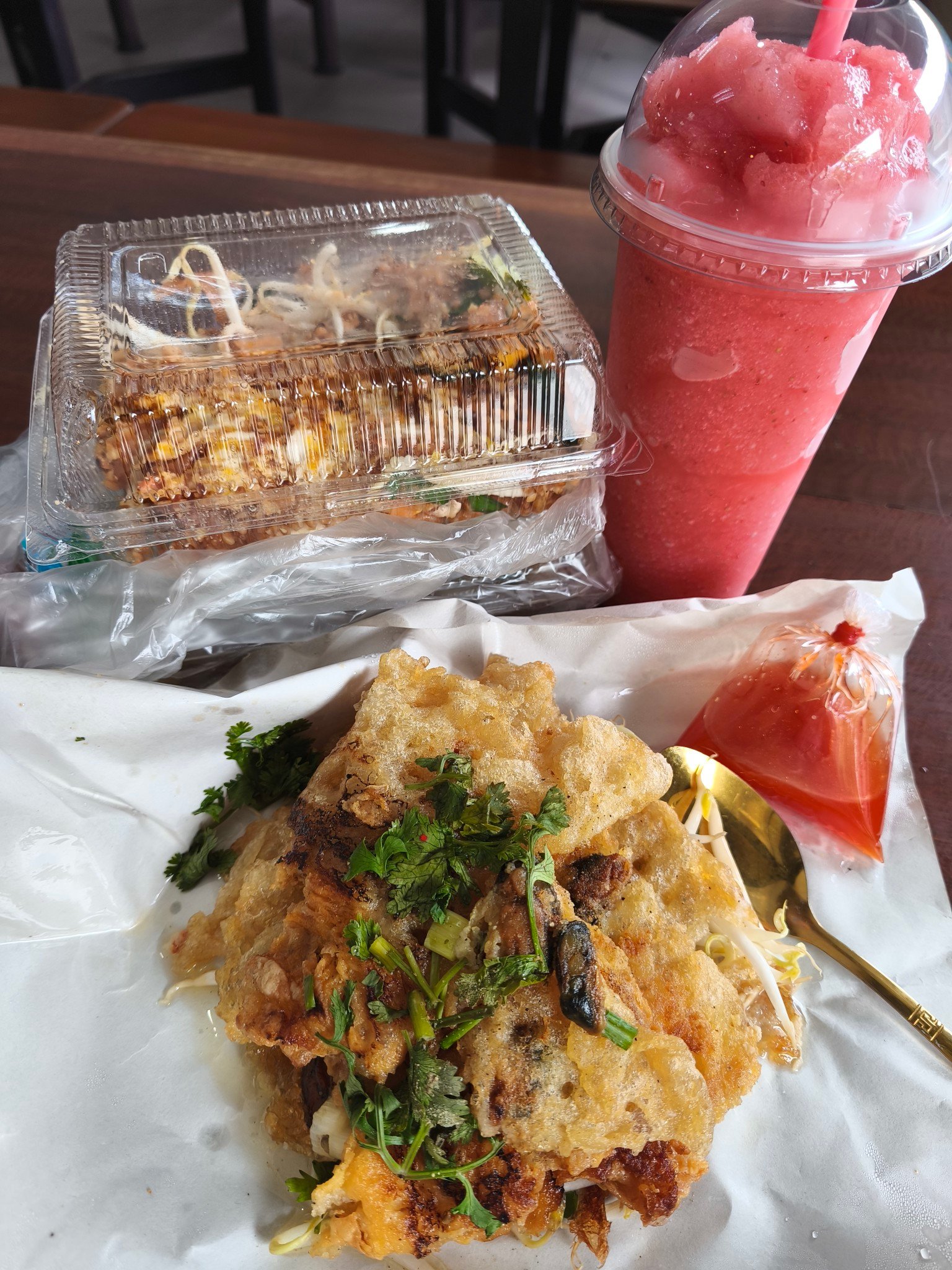 Pitak - กินข้าวกลางวันกัน ร้านค้ายังหยุดยาวช่วงสงกรานต์ สั่ง Lineman ...