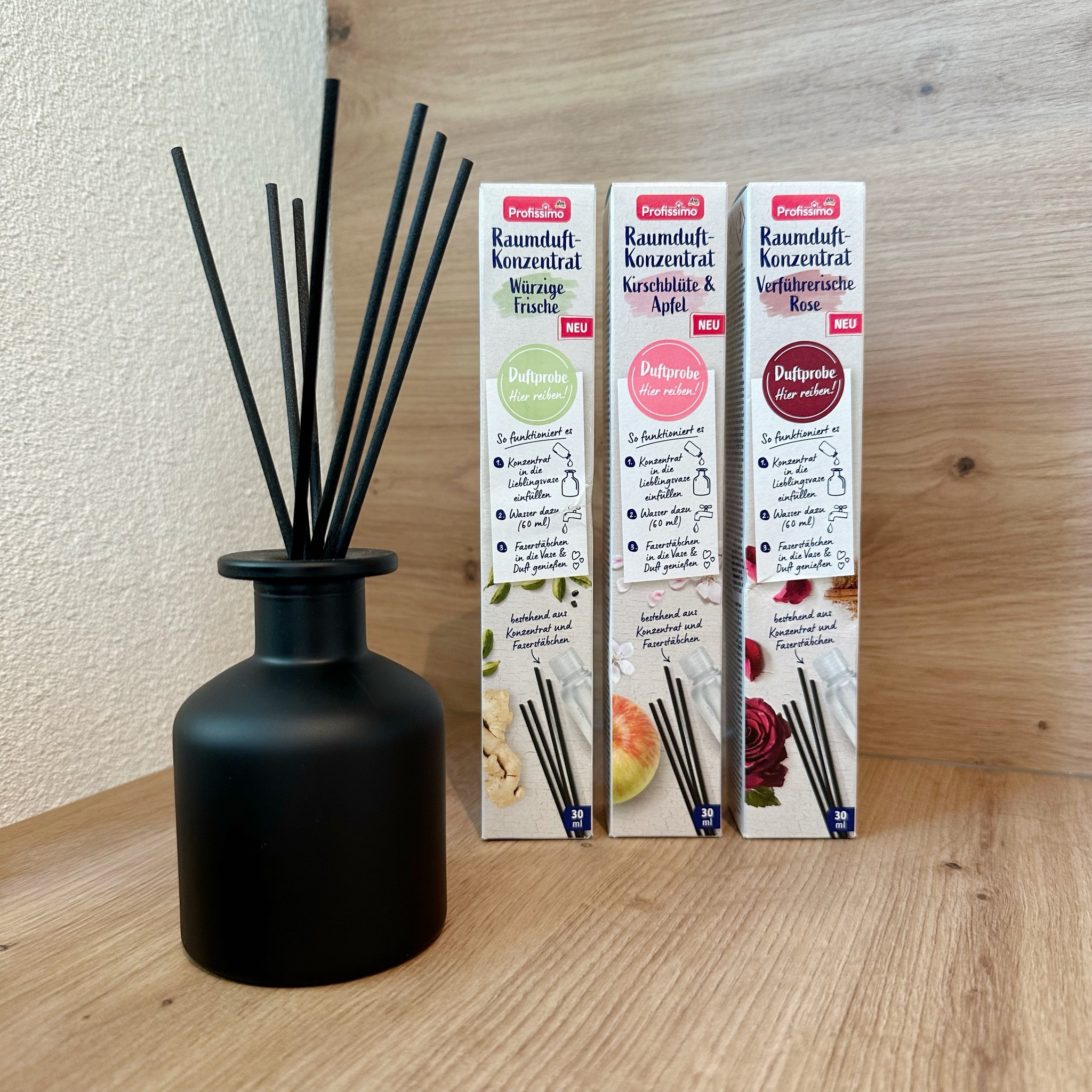 Kennt Ihr schon die neuen Raumduft-Konzentrate von Profissimo? Das Konzept ist einfach, aber dennoch genial: Nimm eine Vase Deiner Wahl. Du kannst entweder eine kleine Profissimo Vase in schwarz oder