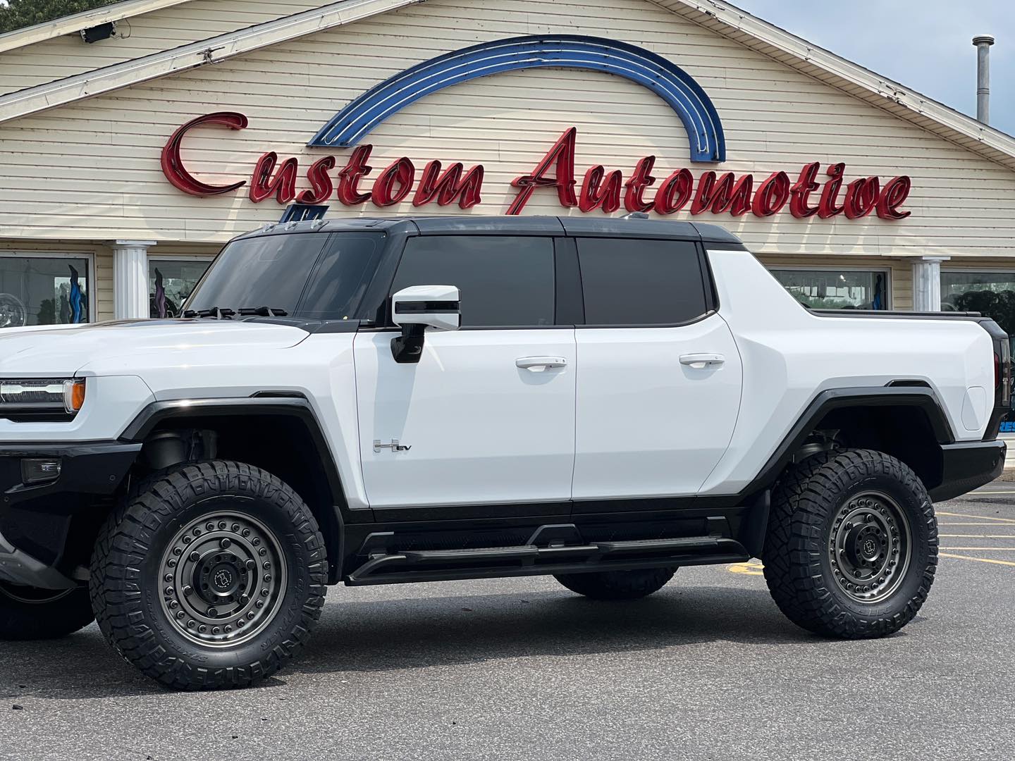 New Hummer EV got a set of 20x9.5 Black Rhinos and 37x13.50r20