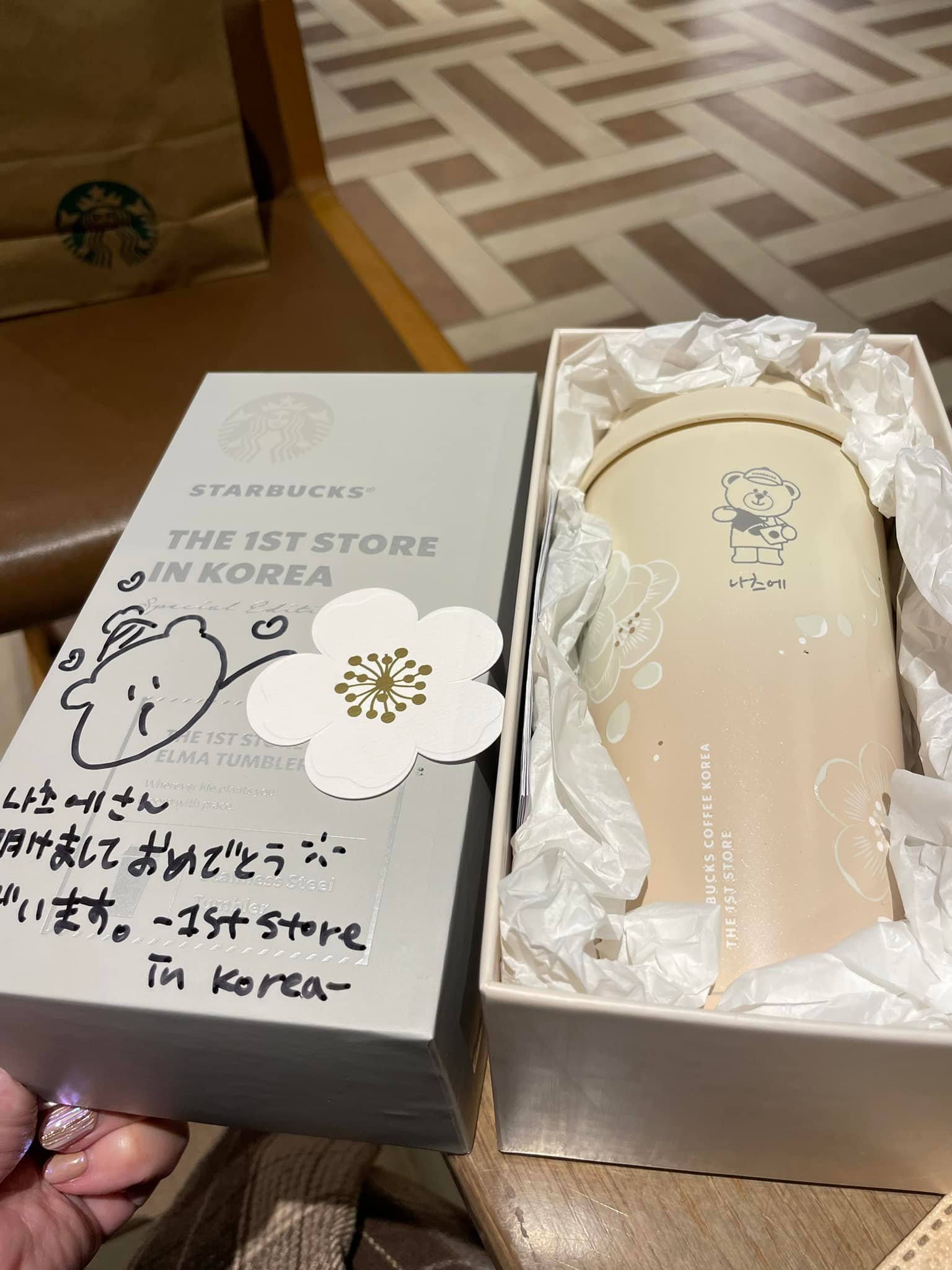 韓国スタバ1号店イデの店舗へ タンブラーの刻印をしてきました。 また 