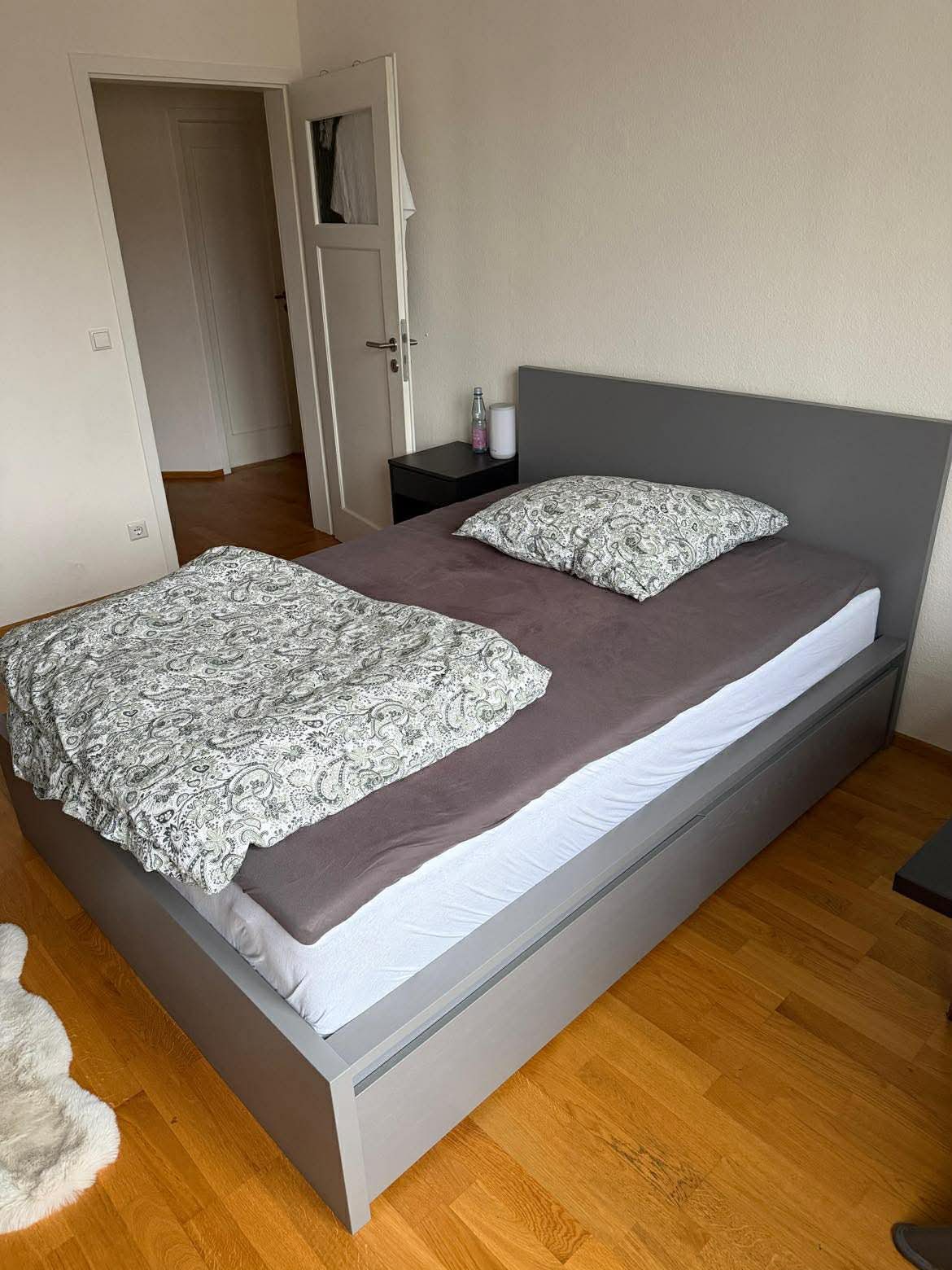 Ich verkaufe ein grau lasiertes IKEA MALM Bett in gutem Zustand. Mit dabei sind die Matratze, Topper und 4x Schublade. Maße: 140 cm x 200 cm Bett ist 1 Jahr alt. NP