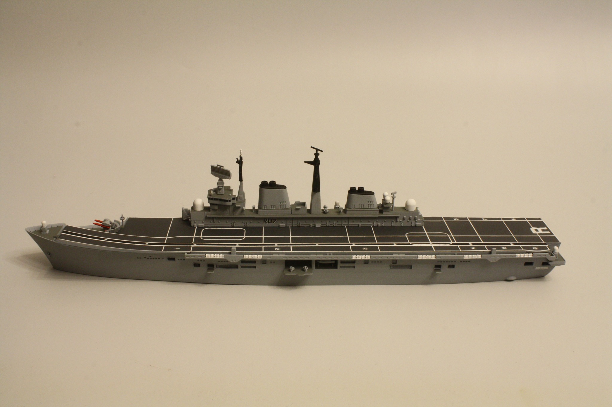 1/700 HMS Ark Royal, 1975… missing the fleet air arm…. Waiting
