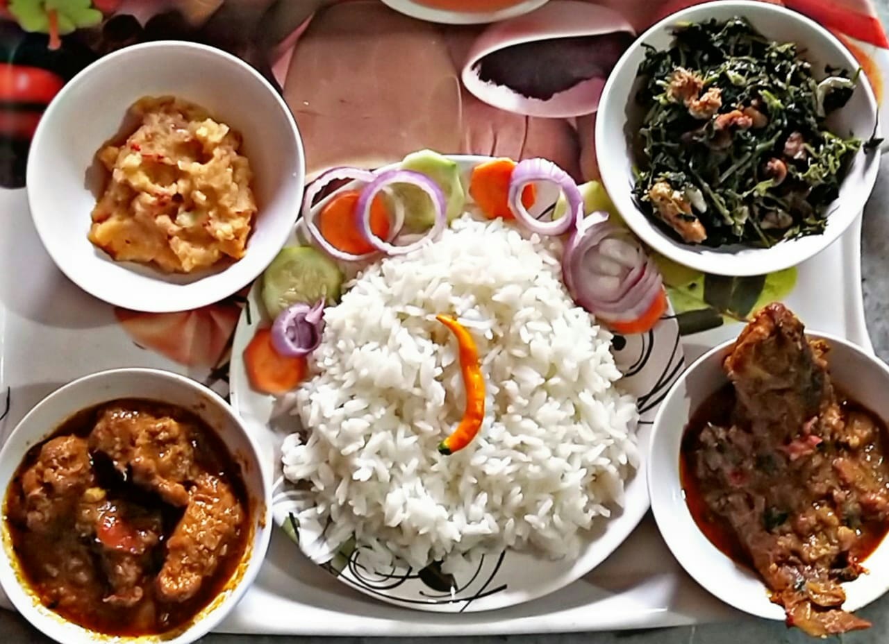 Traditional Bengali thali with chicken kosha and rosogolla