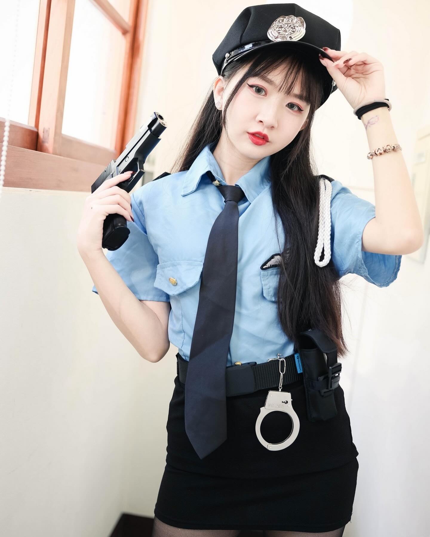 孟孟Jessi - 黑絲女警👮‍♀️還不趕快來給我銬住！🖤 新寫真上架 限時一週特價 之後就恢復原價喔😆... | Facebook