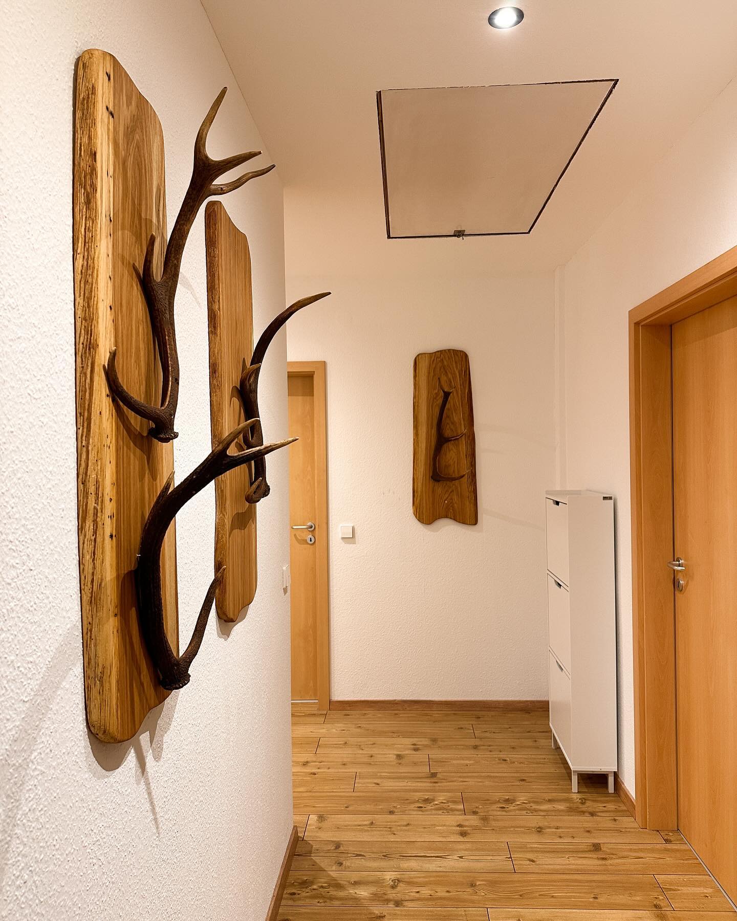 Wandgarderobe aus Eiche mit Geweih 🫎 #wandgarderobe #garderobe #wand #holz #eiche #holzliebe #flur #jackenhalter #geweih #natur #holzliebe #naturliebe #handwerk #becktreppen
