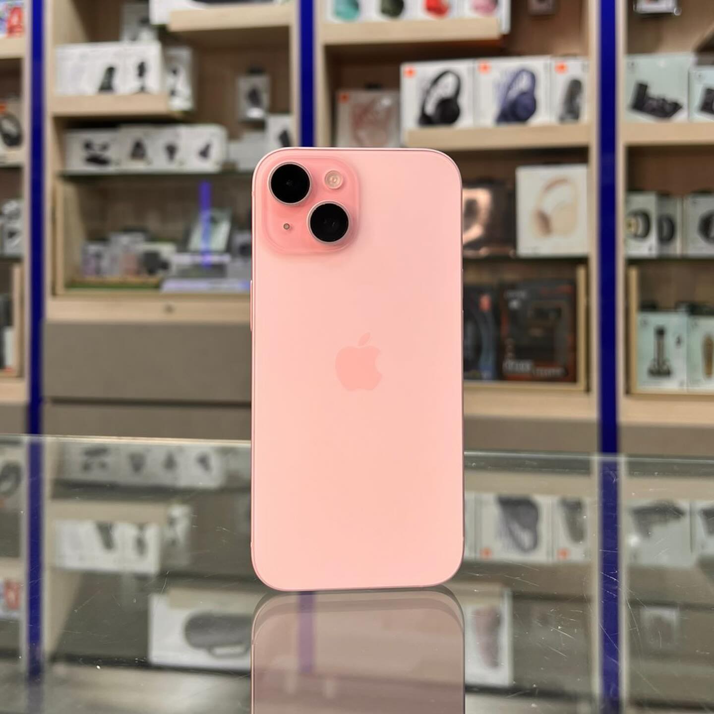 Used iPhone 15 128GB Pink in excellent condition: - 0 scratches 