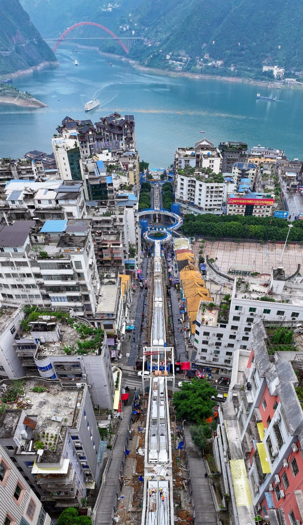 Chongqing's Wushan Shennü (Goddess) Escalator Makes Its Debut