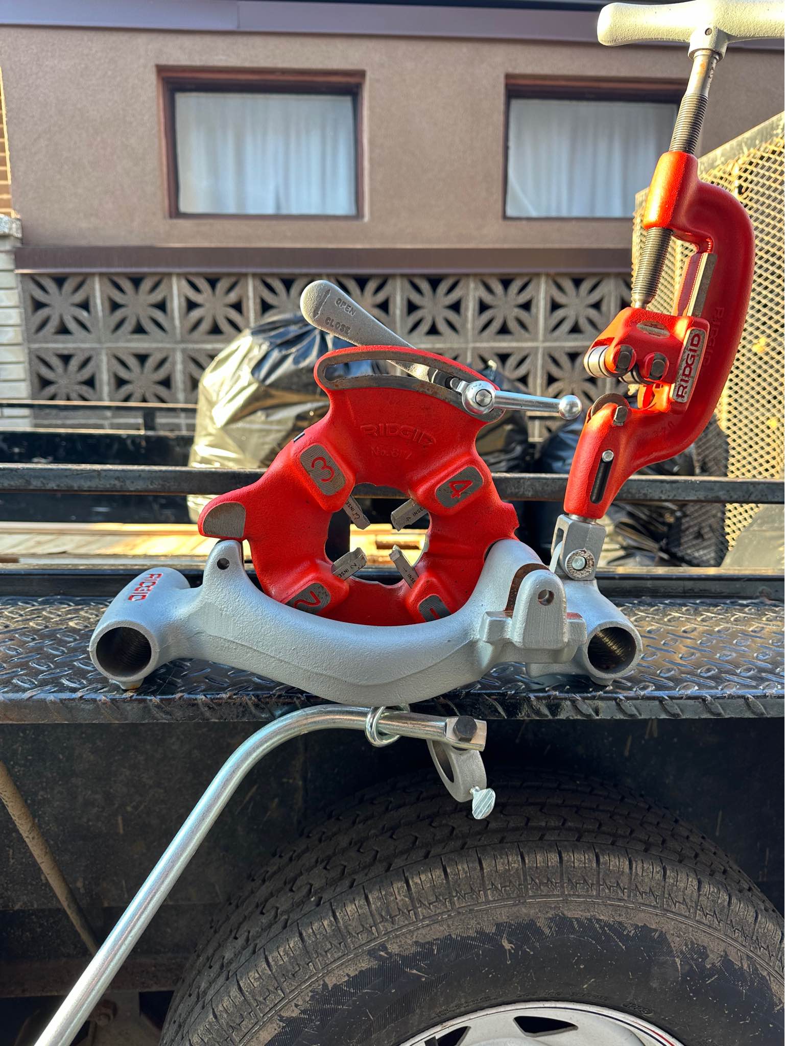 Rigid carriage, cutters, thread die (Selling lot and separately) - Hand ...