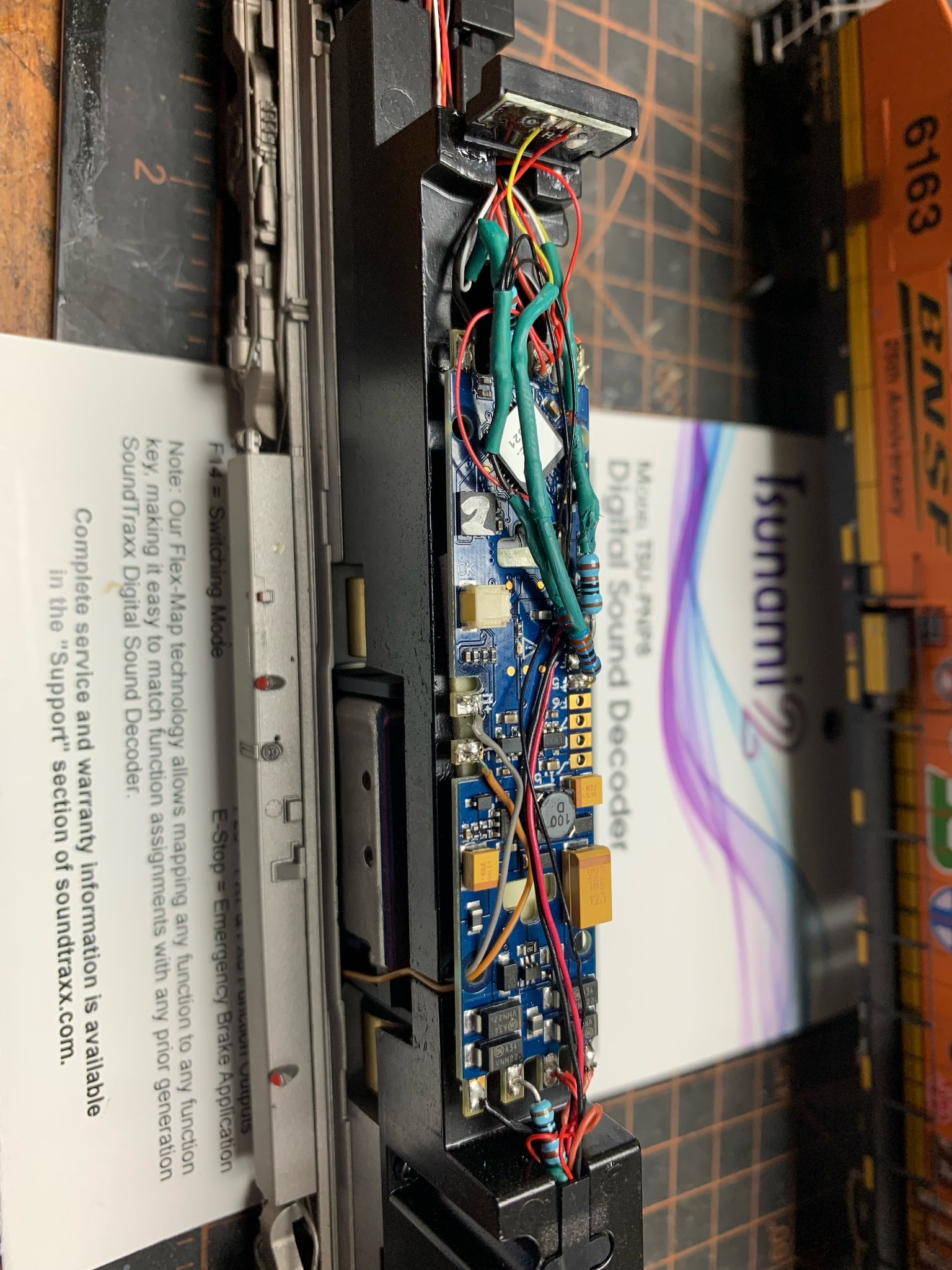 高知太郎ページ How to install Tsunami2 decoder in HO scale ES44AC BNSF 6163
