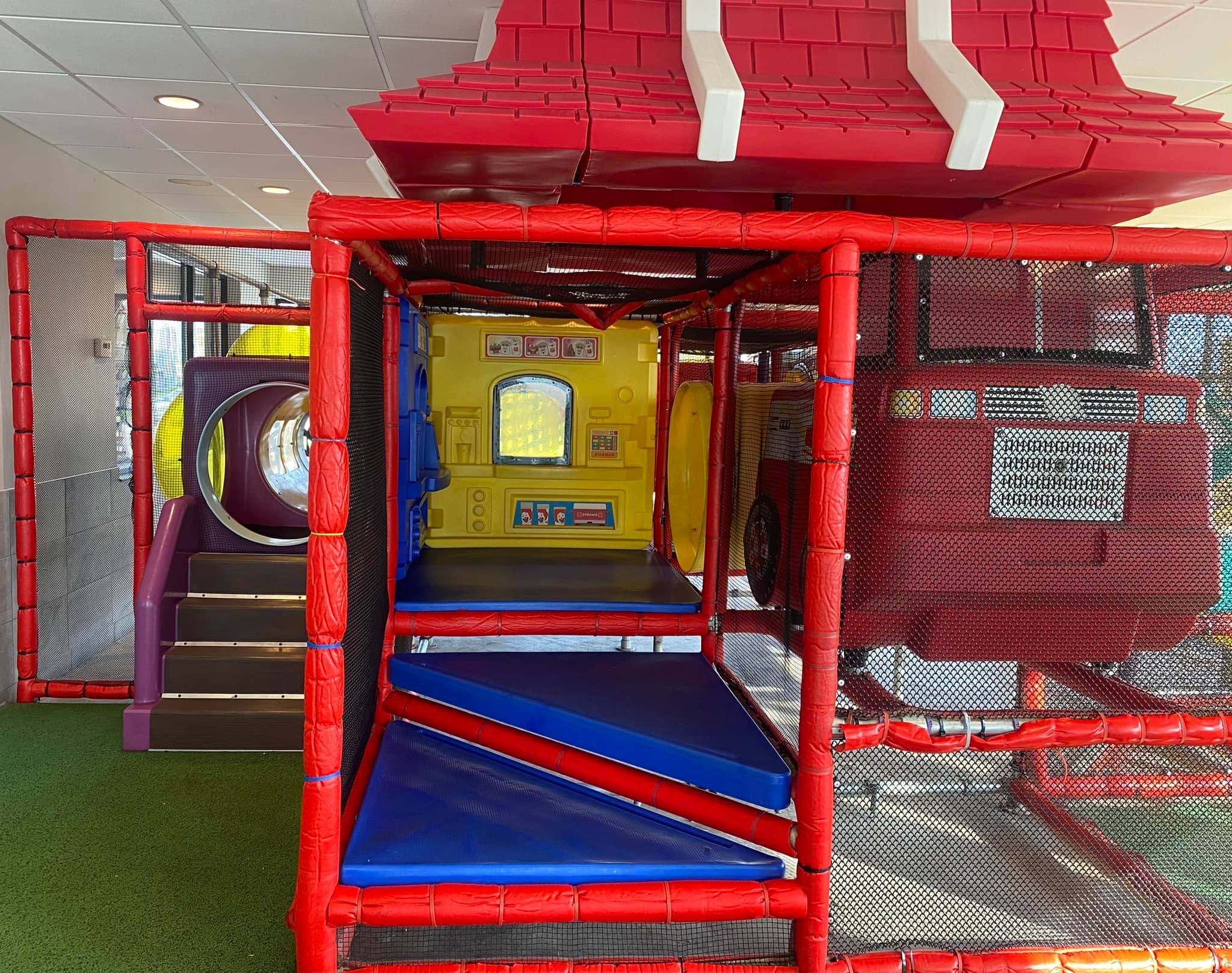 Old McDonald's playplace remains since 90s