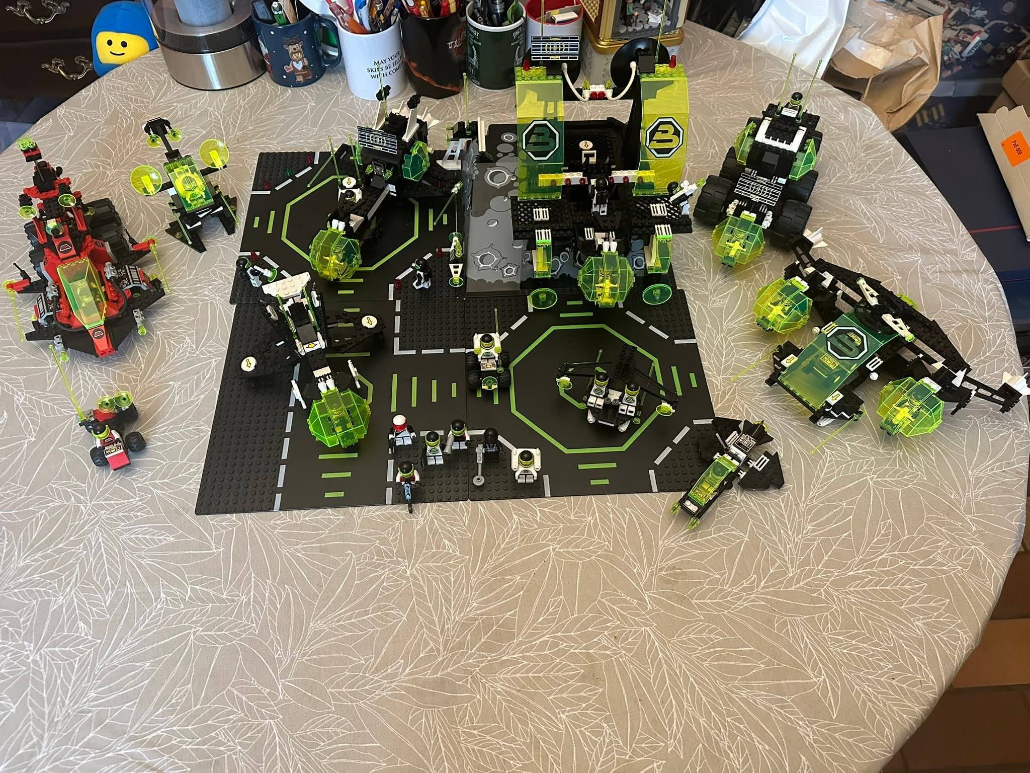 Completing 1991 Lego space sets with Alpha Centauri Outpost
