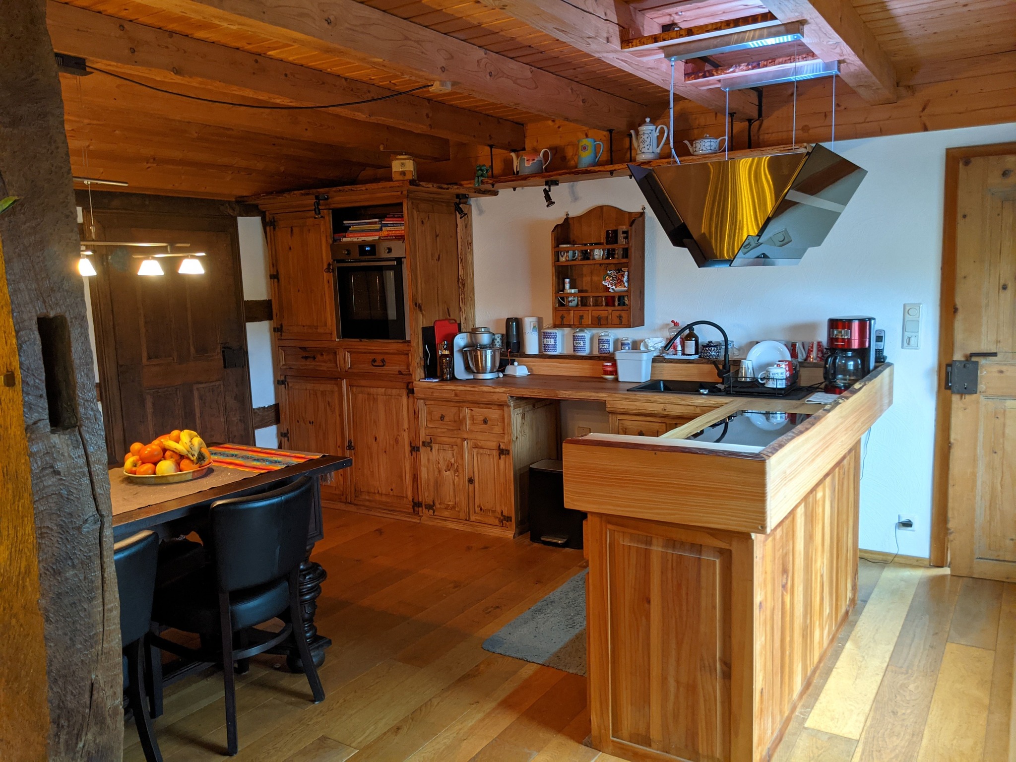 Unsere neue Küche 🤩 Korpus: gebrauchte Mexico Möbel Arbeitsplatten: Eiche mit Baumkante Rest: Douglasie Massivholzbohlen