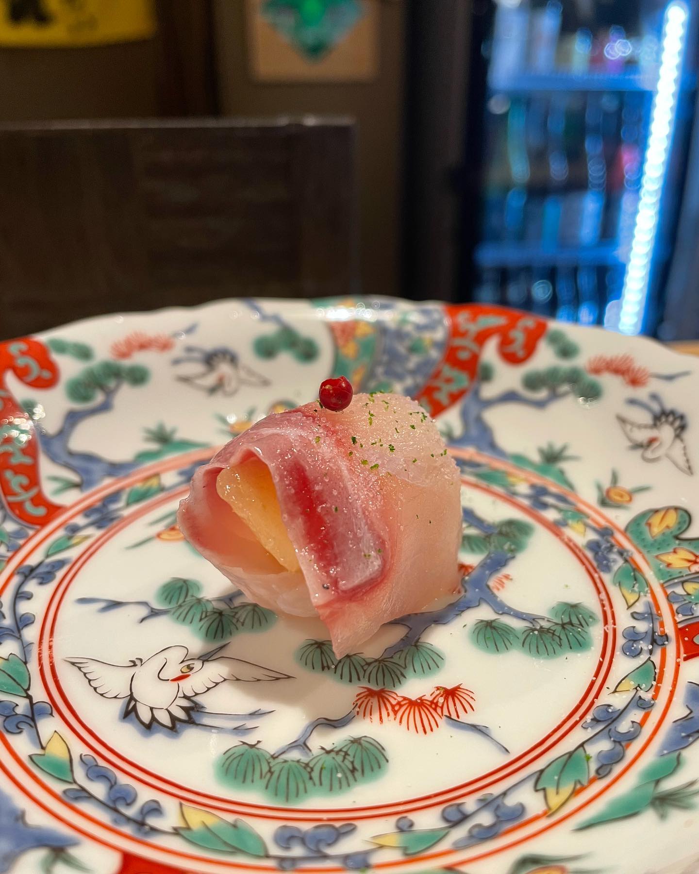うさく 魚咲 - ＊ 1週間寝かした天然石鯛。 旬の桃を巻いて。 お塩とピンクペッパーで ・ ・ ・ #御魚天国... | Facebook