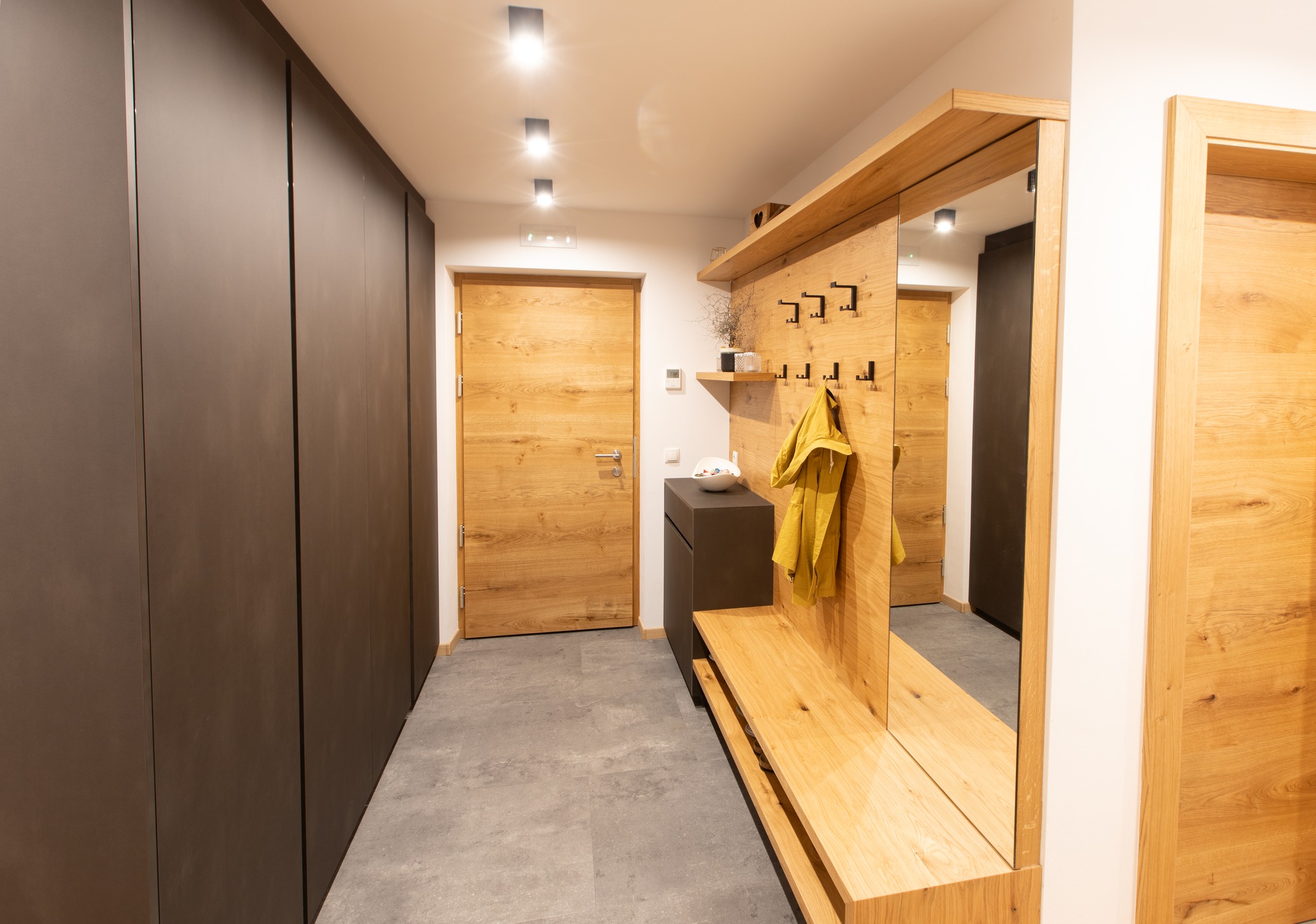 Garderobe mit viel Stauraum 😍 was will man mehr... Großer Schrank zum verstauen mit Sitzecke, Kleiderhaken und Hutablage... 💡 Wir realisieren Ihre Räume...❤️ Wir helfen Ihnen bei Ihrer Planung zur p