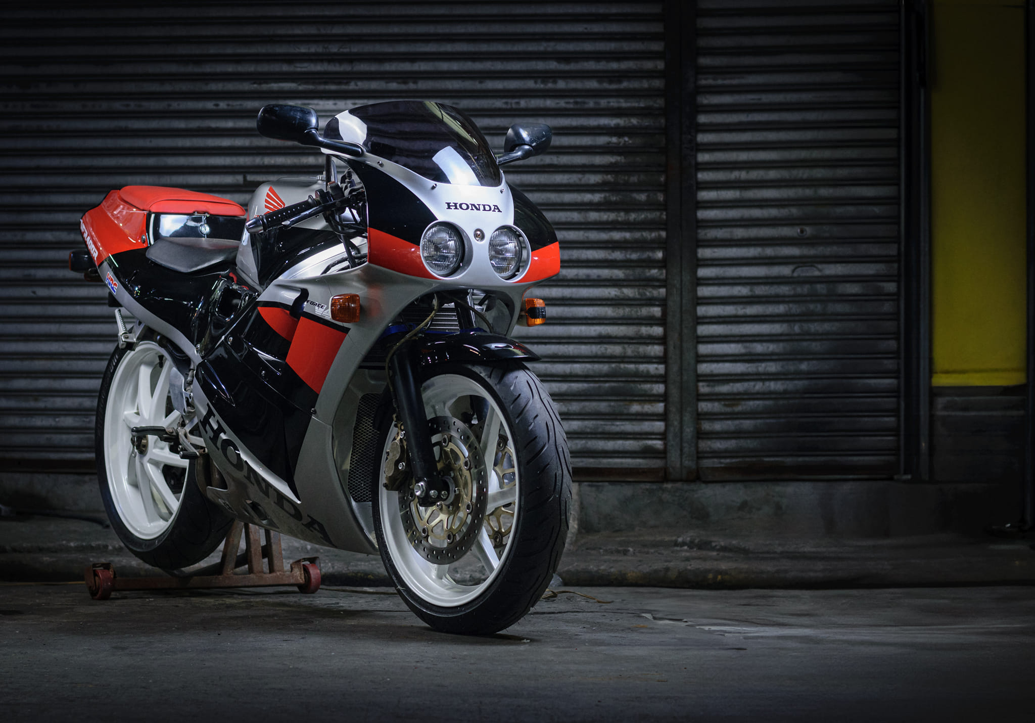 Honda VFR400R NC30 superbike details