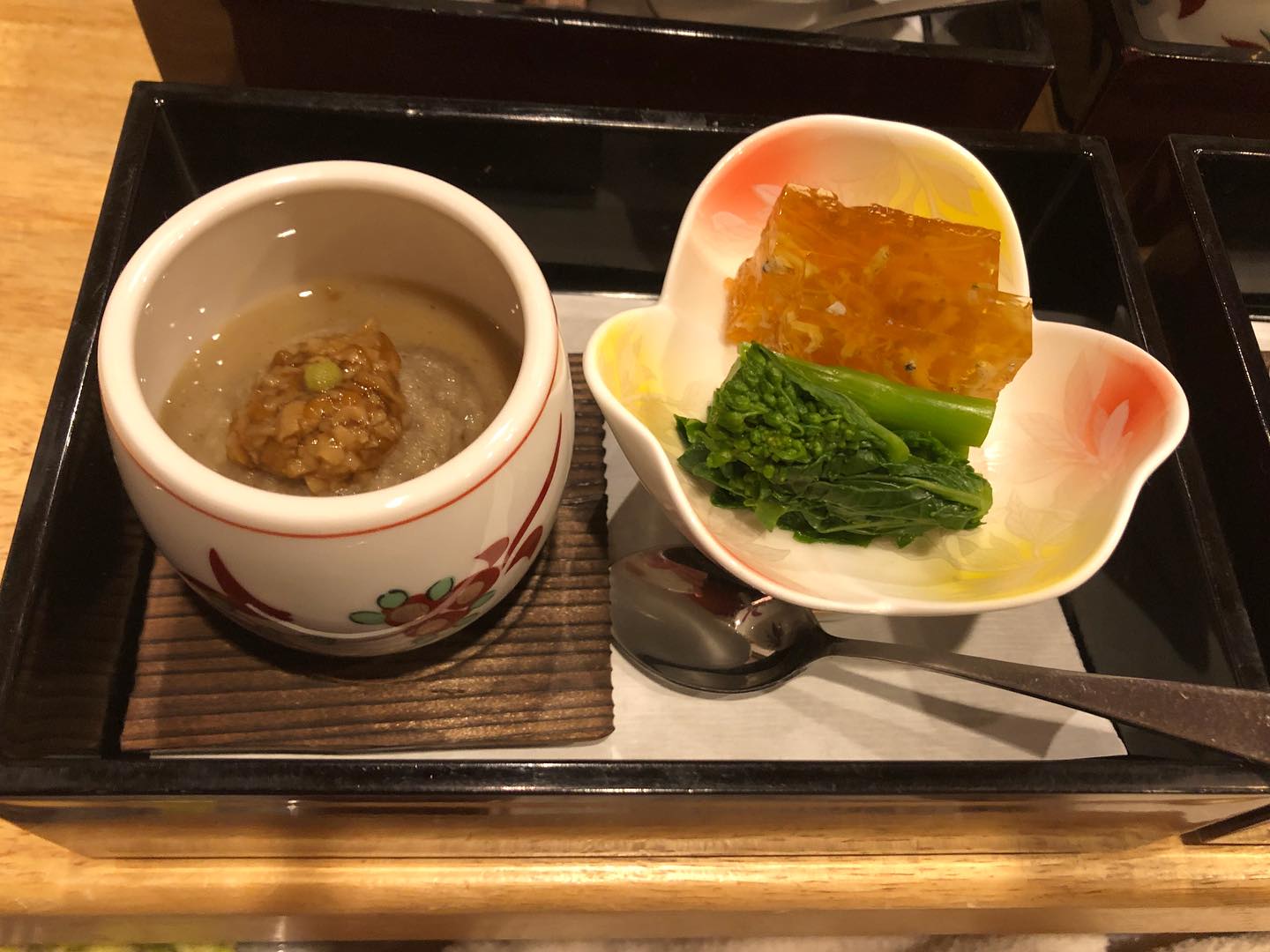 炭火割烹とも - 先日の〔晩酌コース〕3500円税込です。 お通し 釜揚げしらすとトビ子の煮凍り、菜花のお浸し...