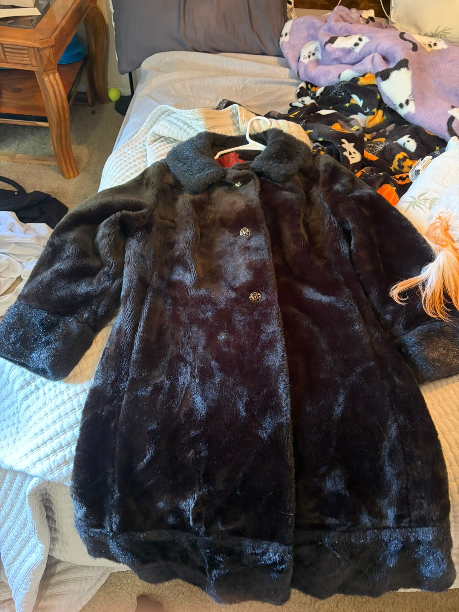 Identifying vintage coat with ilgwu label and fur type?