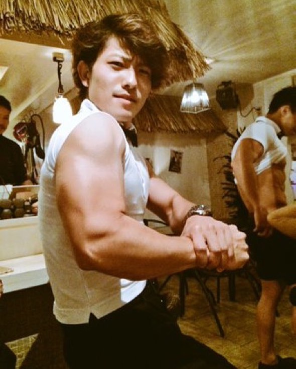 マッチョバー 京都 髪長いよ Macho マッチョバー 筋トレ Workout Training Japan パーマ Kyoto 京都 木屋町 五頭身 Big Face 夏 暑い ビール 筋肉 上腕二頭筋 Facebook