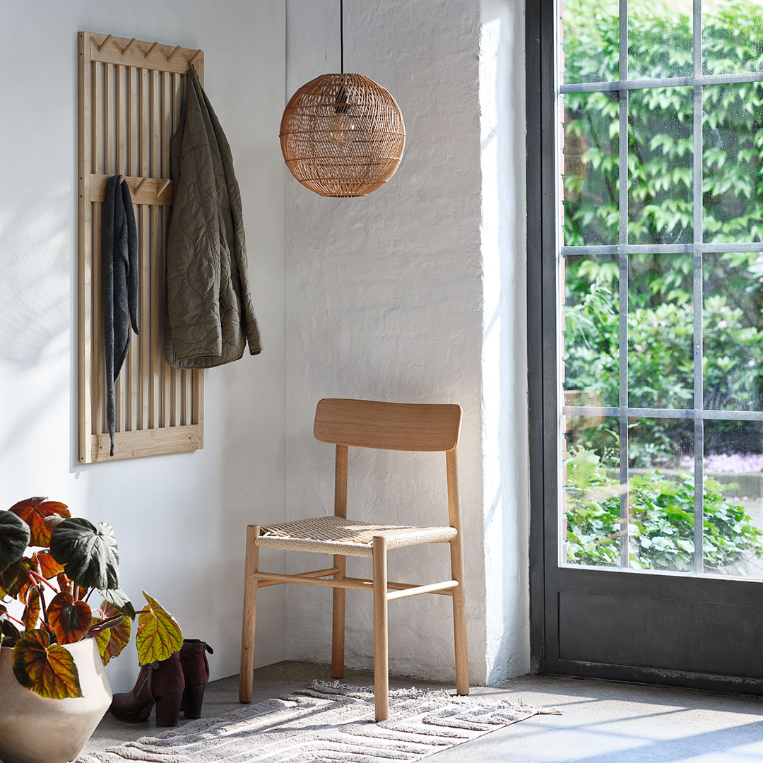 Du hast keinen Platz für eine grosse Garderobe im Korridor? Unser Garderobenständer EGTVED ist die perfekte Lösung 🙌🏻 #möbel #skandinavisch #deko #neuheiten #new #newin #interior #home #homedecor #de