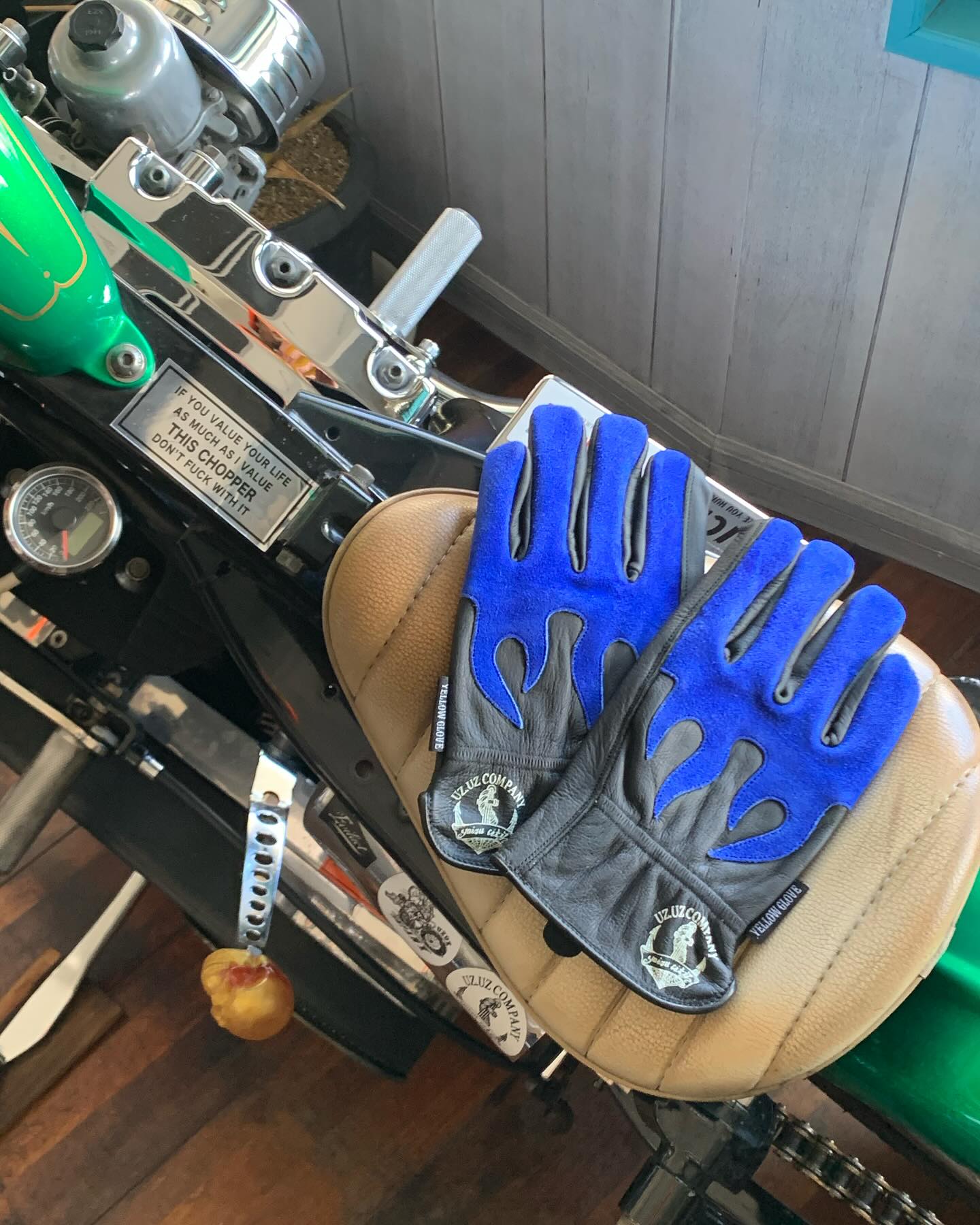 UZ.UZ Company” Collaboration Fire Glove debuts. This retro design