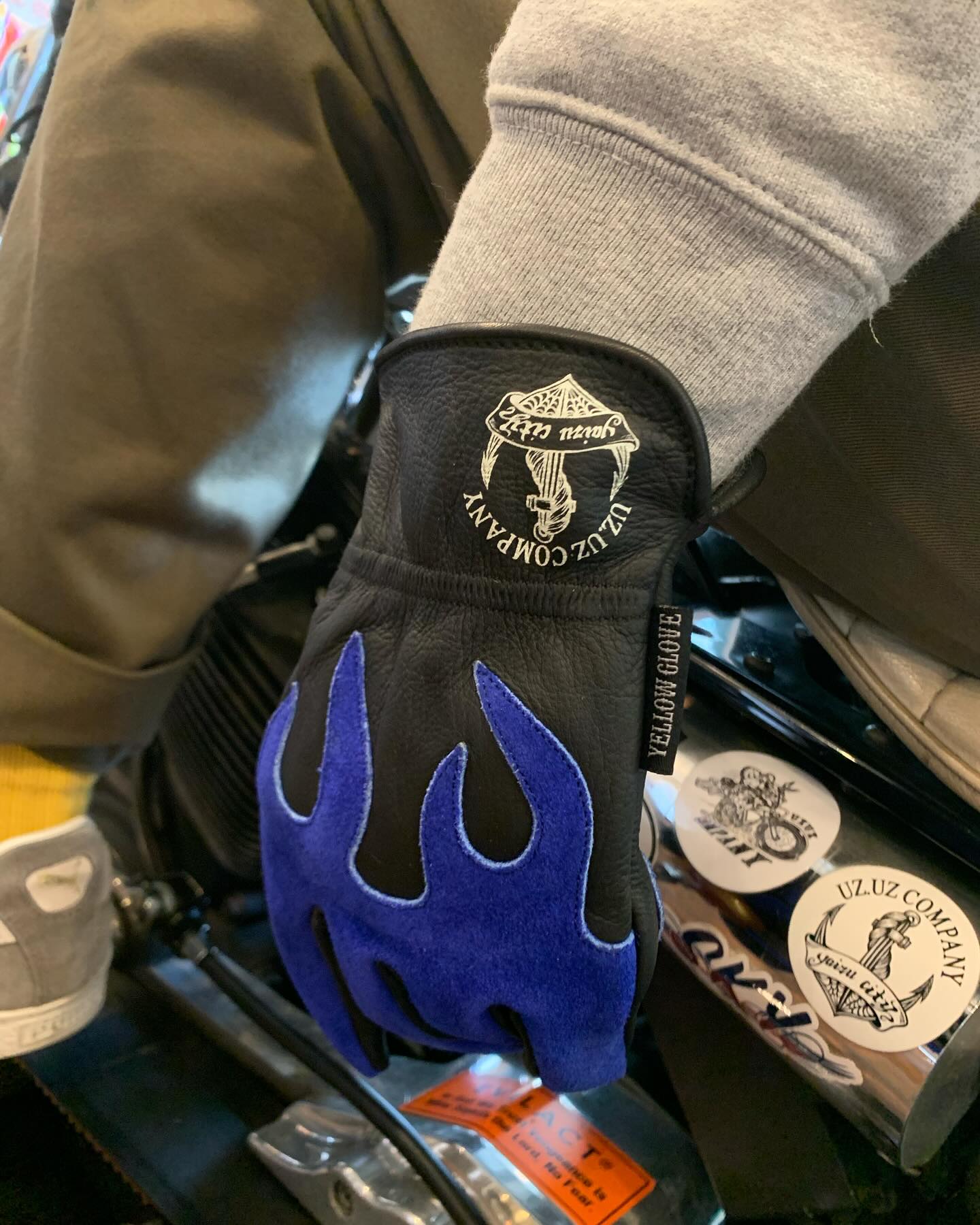 YELLOW GLOVE × UZ.UZ COMPANY UZ.UZ Company” Collaboration Fire Glove debuts. This retro design