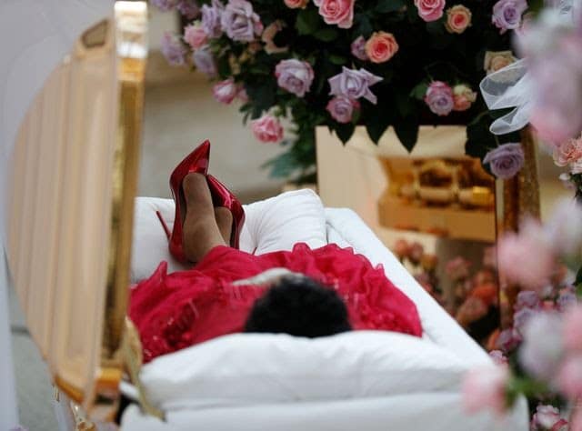 Aretha Franklin is dressed in a sparkling full-length gold dress with sequined heels for her final outfit. Mourners got a glimpse of the Queen of Soul before her funeral Friday during an