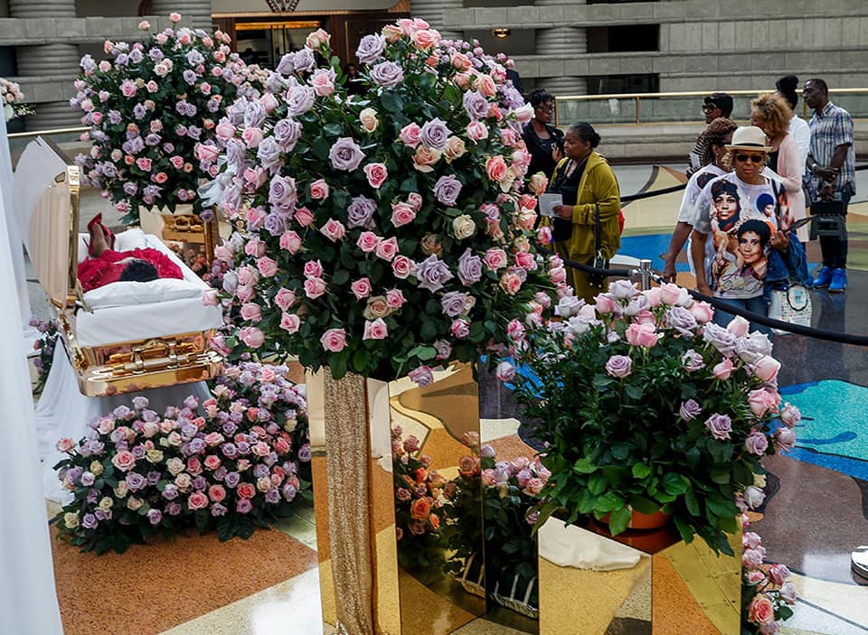 Aretha Franklin is dressed in a sparkling full-length gold dress with sequined heels for her final outfit. Mourners got a glimpse of the Queen of Soul before her funeral Friday during an