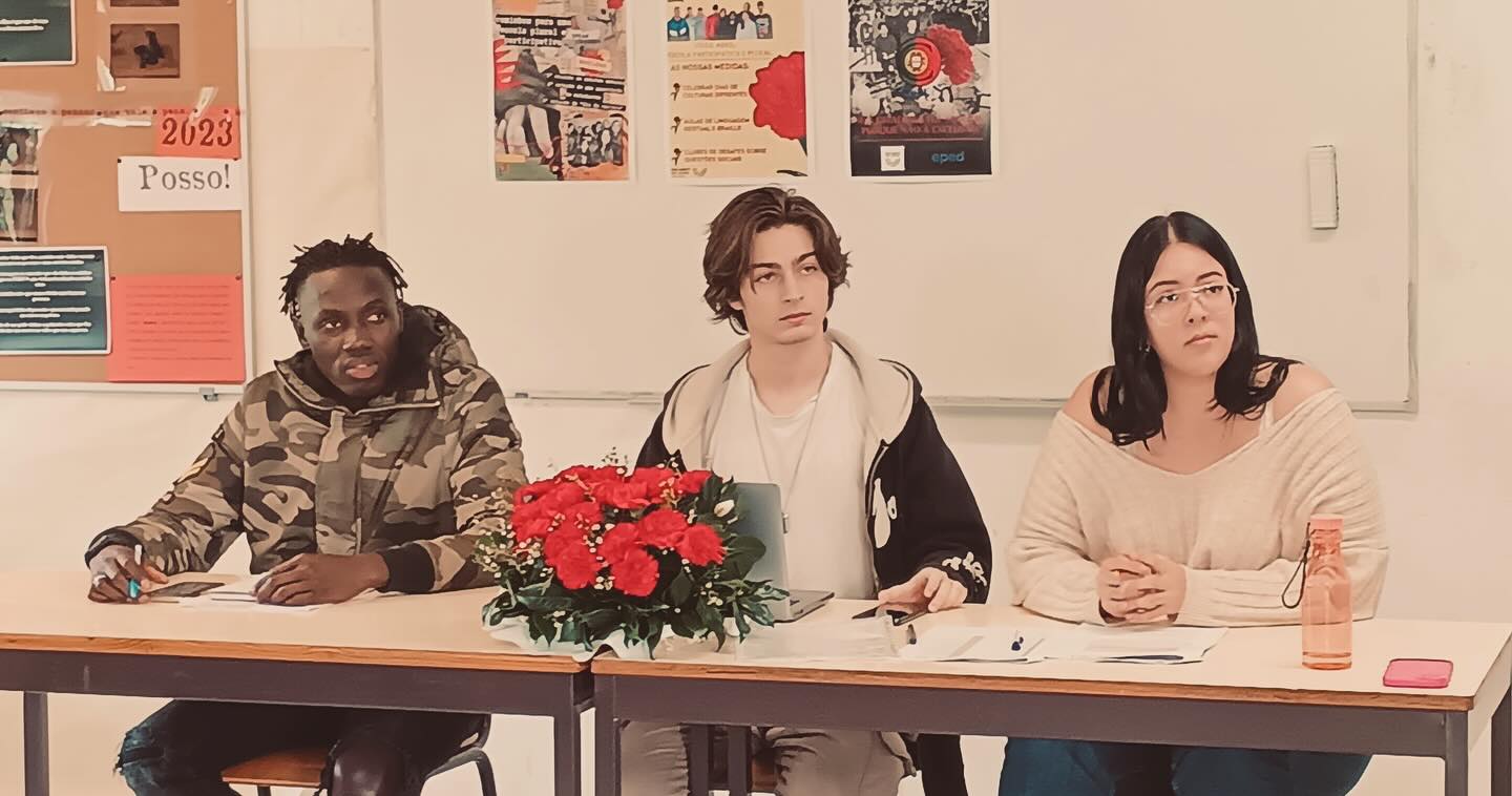 Assembleia de escola Após uma discussão acesa e interativa, que teve a ...