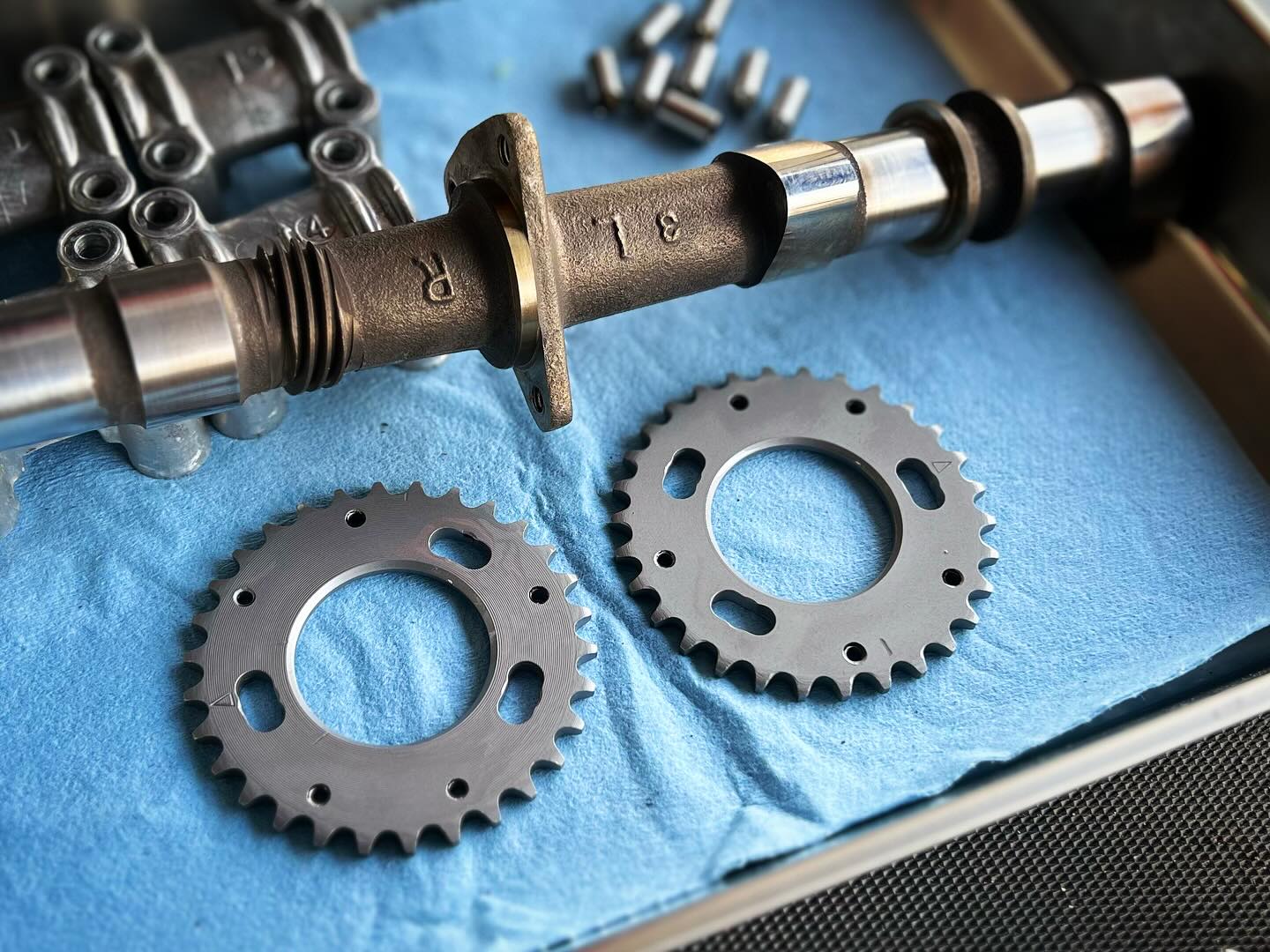 reride.biz さんに純正カムスプロケットを長穴加工してもらい バルブ