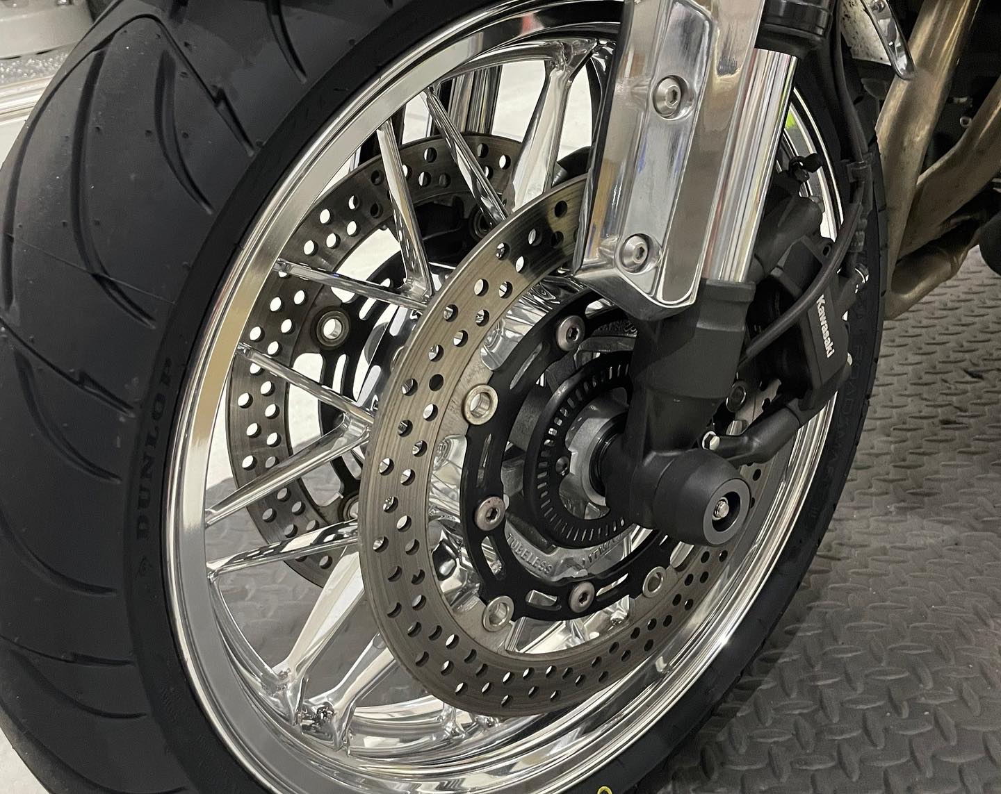 Kawasaki Z900RS 純正ホイールをバレル研磨させて頂きました