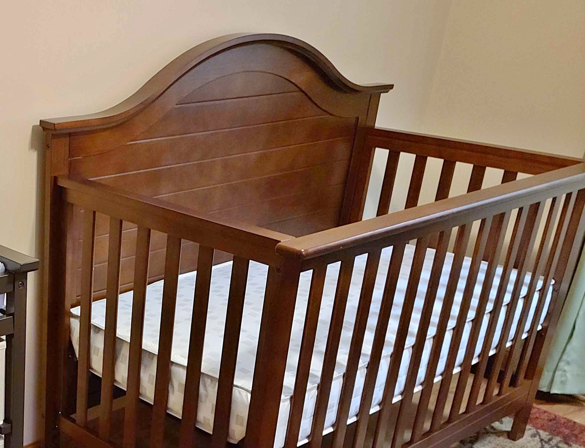 DaVinci Crib, Mattress & Sheets - Cribs - Stevens Point, Wisconsin