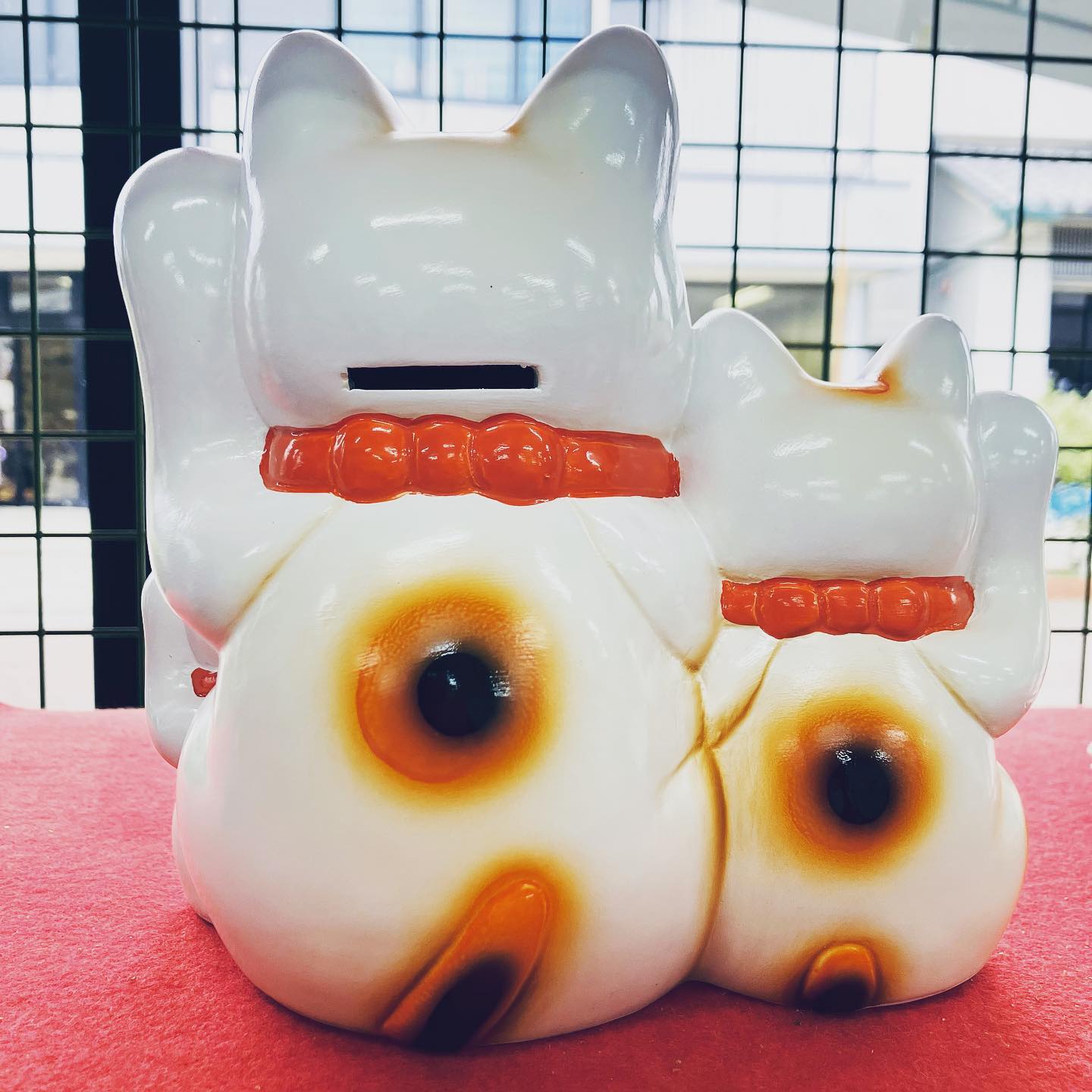 招き猫が三匹並んだ置物です。 並んだお尻も、可愛い♡ 貯金箱にもなり 