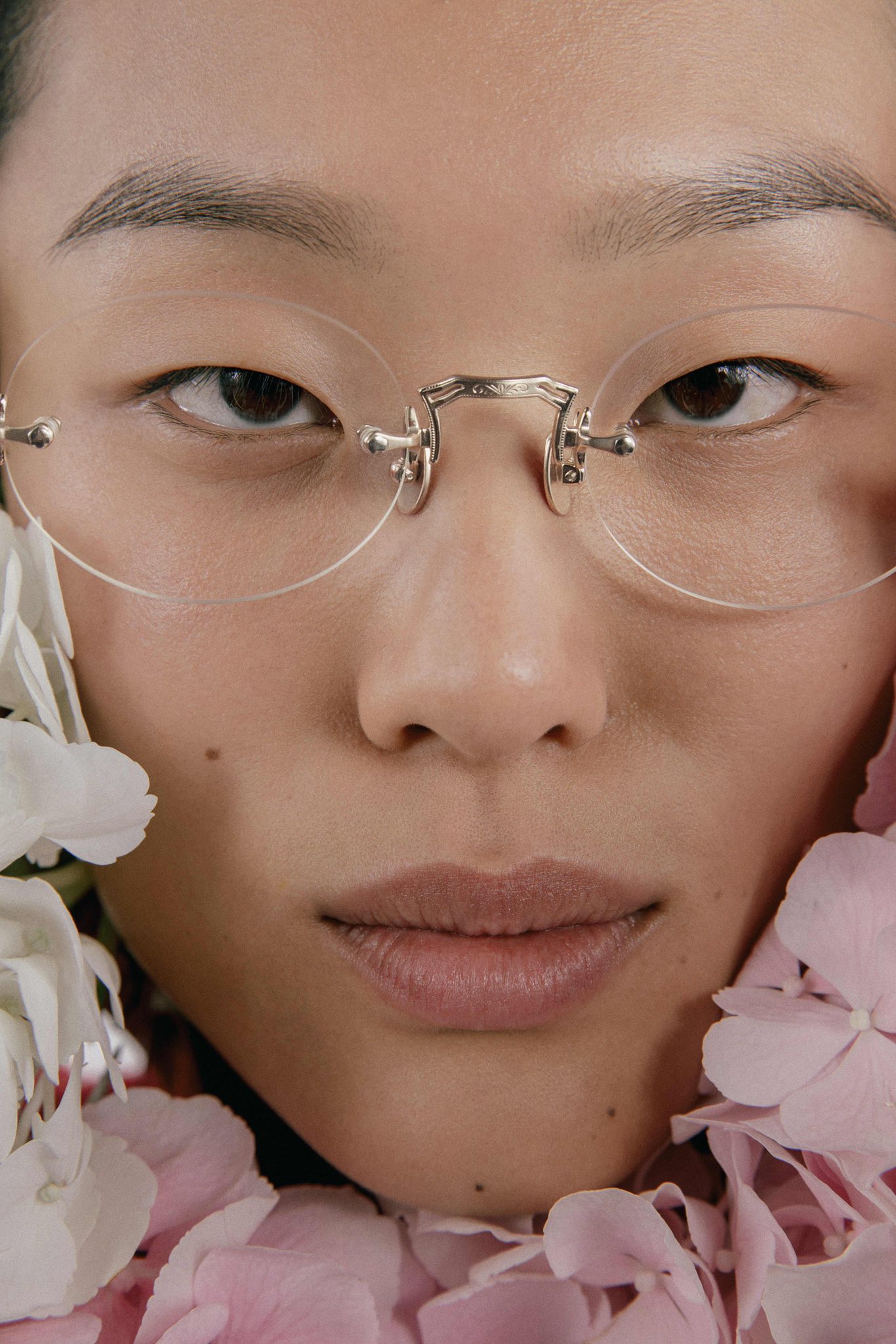 MATSUDA M5002 Rimless in form. Iconic in detail. . A refined oval 