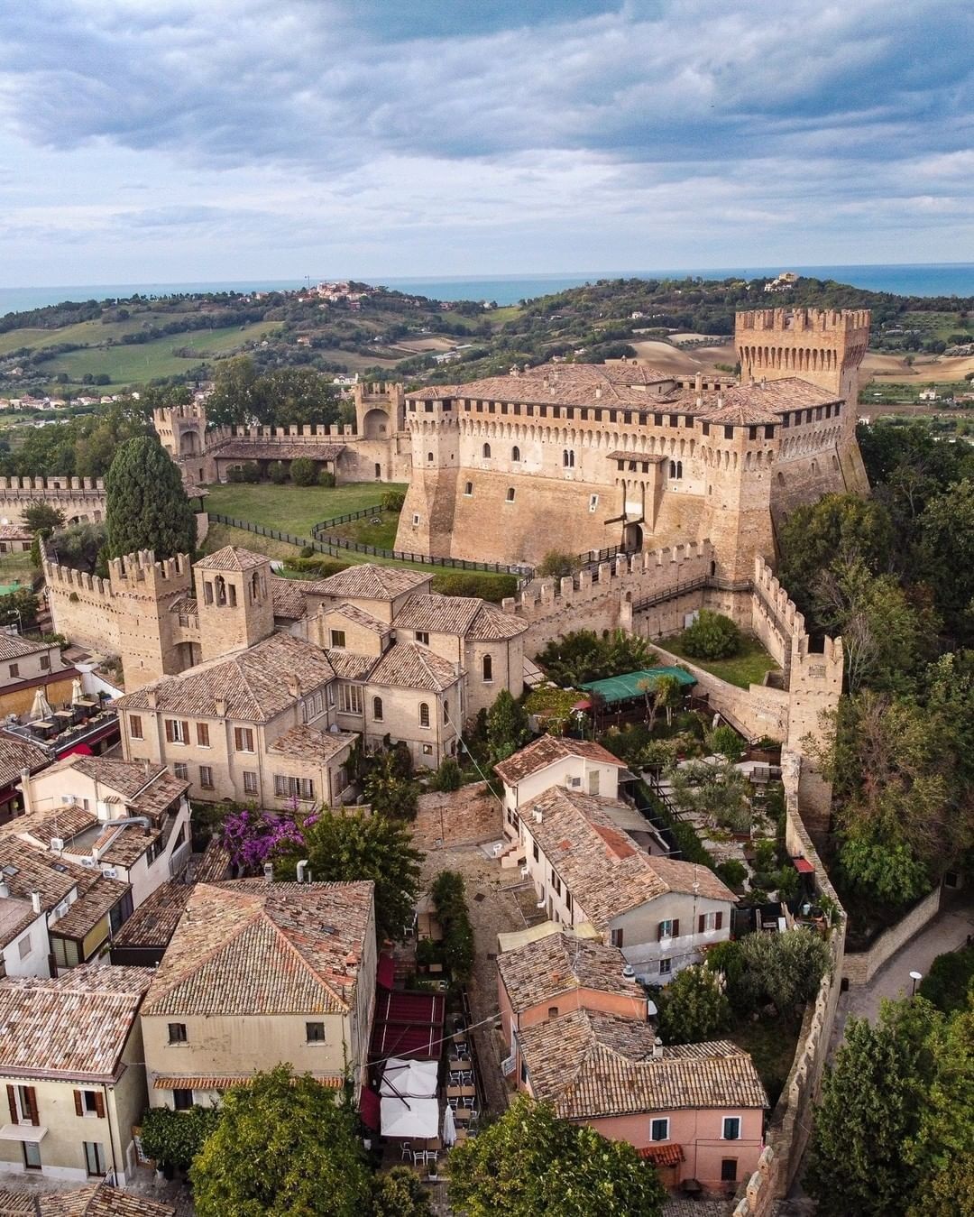 Cenci Turismo - 🇮🇹 Gradara - Região Marche O Castelo de Gradara e o seu ...