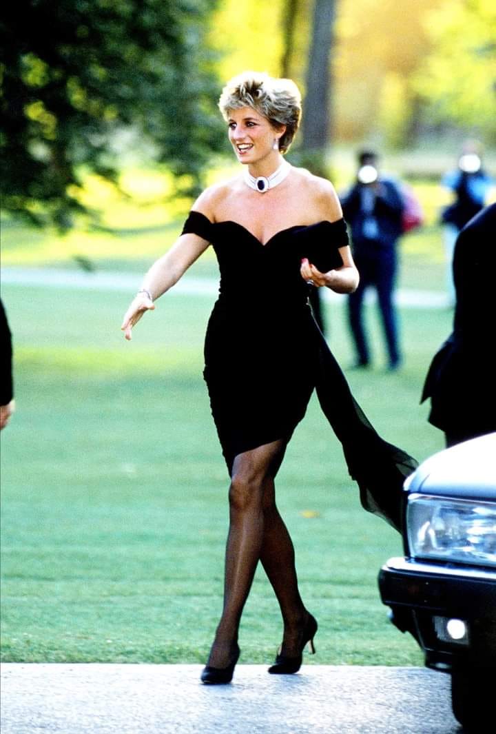 should i wear pantyhose with a formal dress women to events? elasticated cuffs