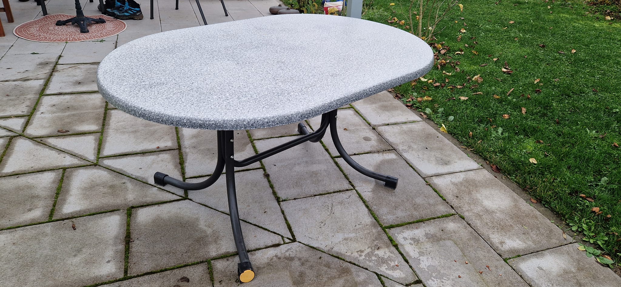 Verschenken unseren Gartentisch in Morlautern. 140 x 90cm groß, kann easy über Winter abgebaut werden. Bei Interesse bitte pn
